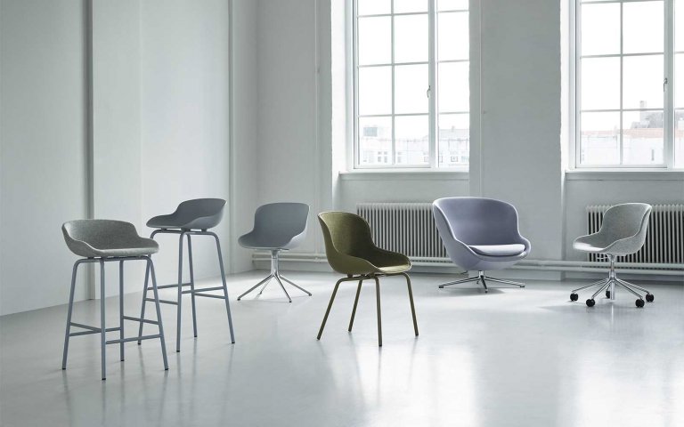 Normann Copenhagen Hyg gestoffeerde bureaustoel zwart onderstel Sand Synergy