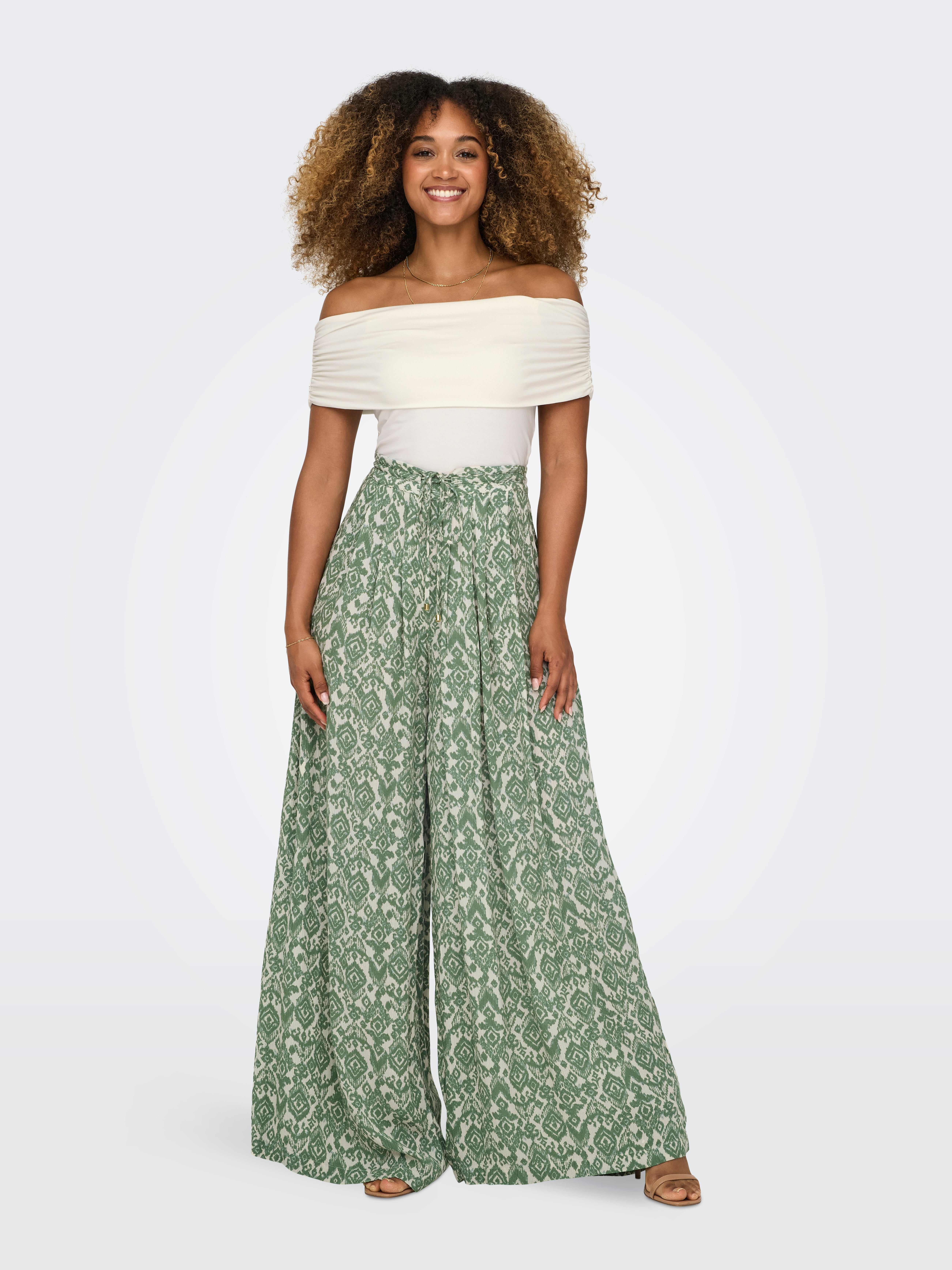 ONLCHIARA Normal geschnitten Hose Hedge Green