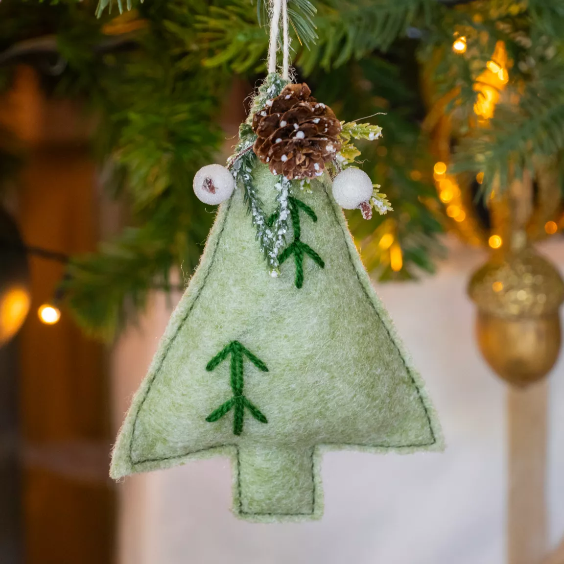 Sapin en feutrine à suspendre (H13 cm) Alpin Menthe blanche
