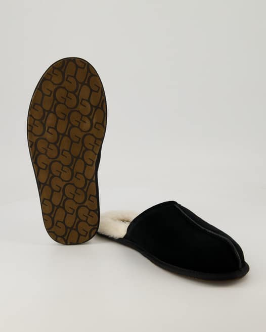 UGG Scuff Hausschuhe in Schwarz
