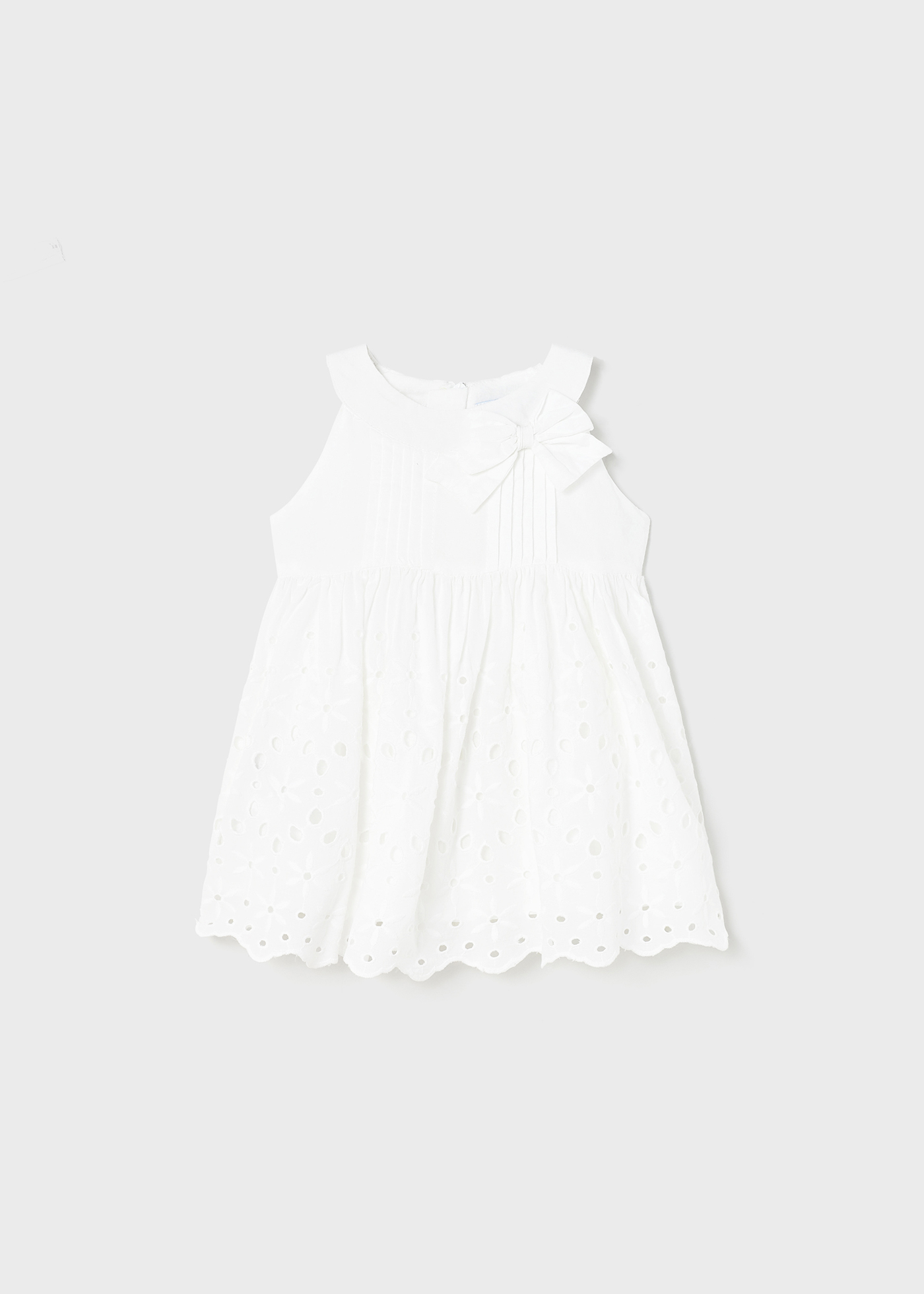Vestido infantil com saia de algodão perfurada