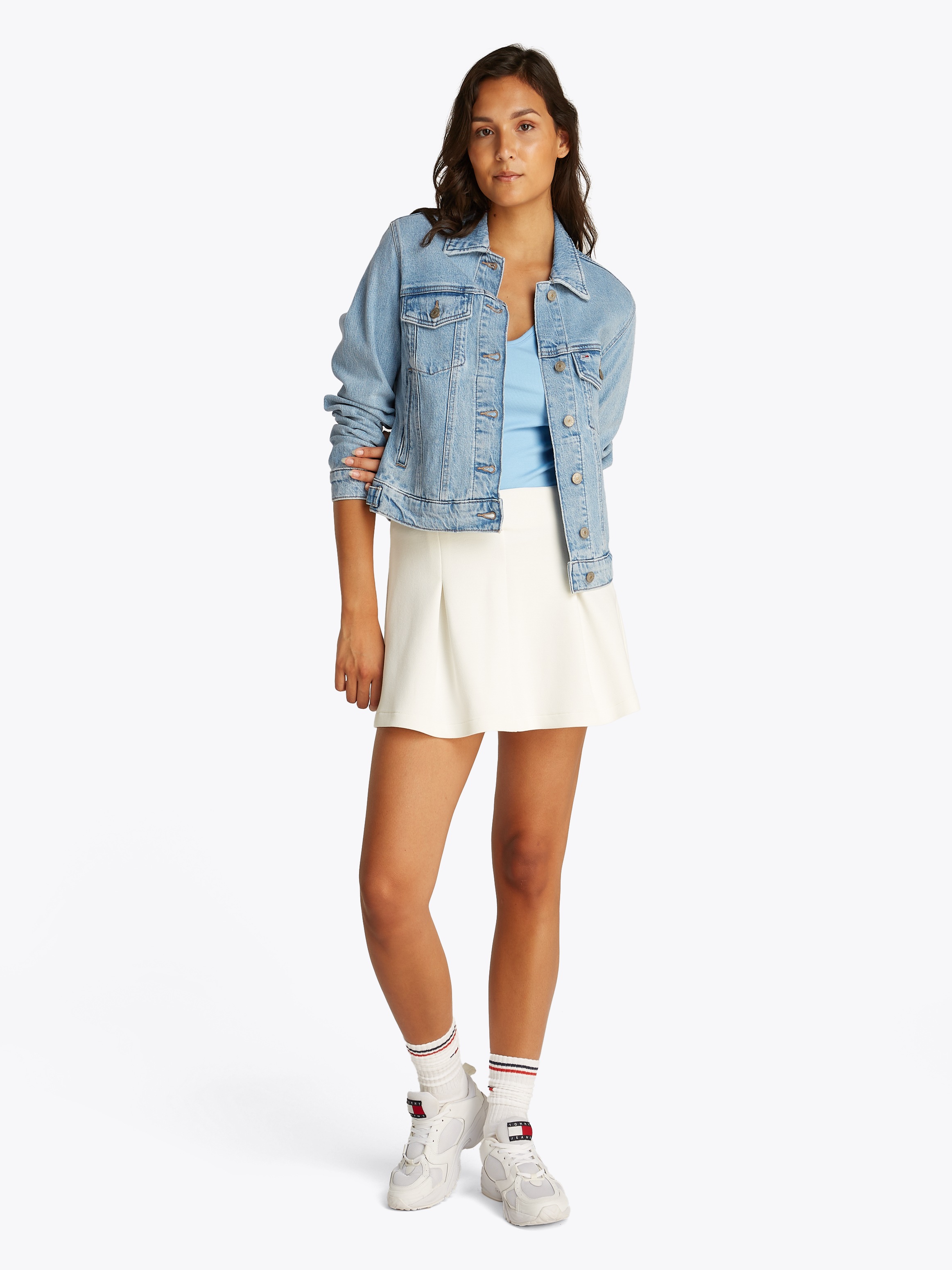 Tommy Jeans Jeansjacke »CLASSIC TRUCKER JACKET BI8110« mit Brusttaschen, Logo-Badge