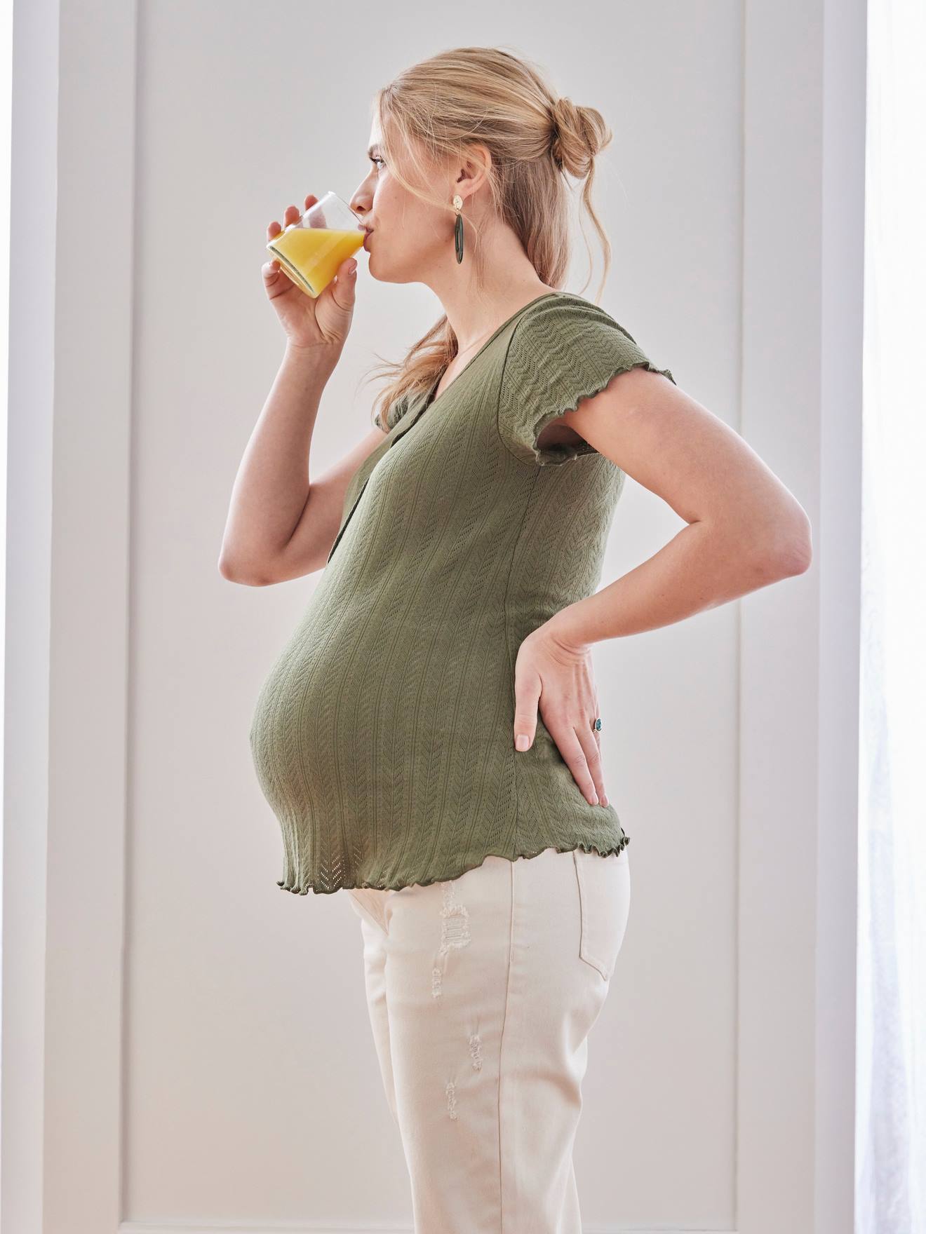 Blusa de malha pointelle cor oliva, ideal para gestantes e lactantes.
