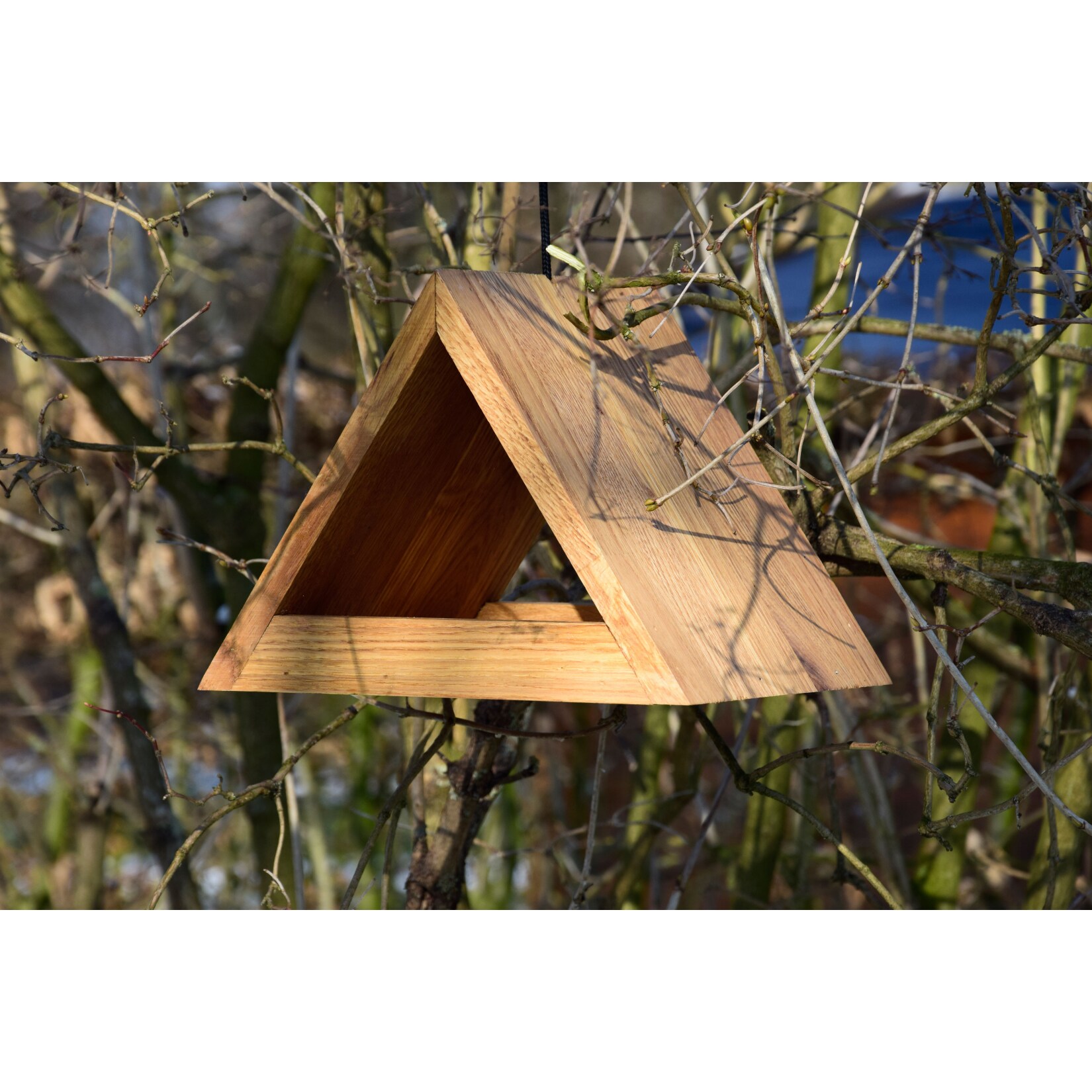 Dreieckiges Futterhaus aus Eiche mit Aufhängung