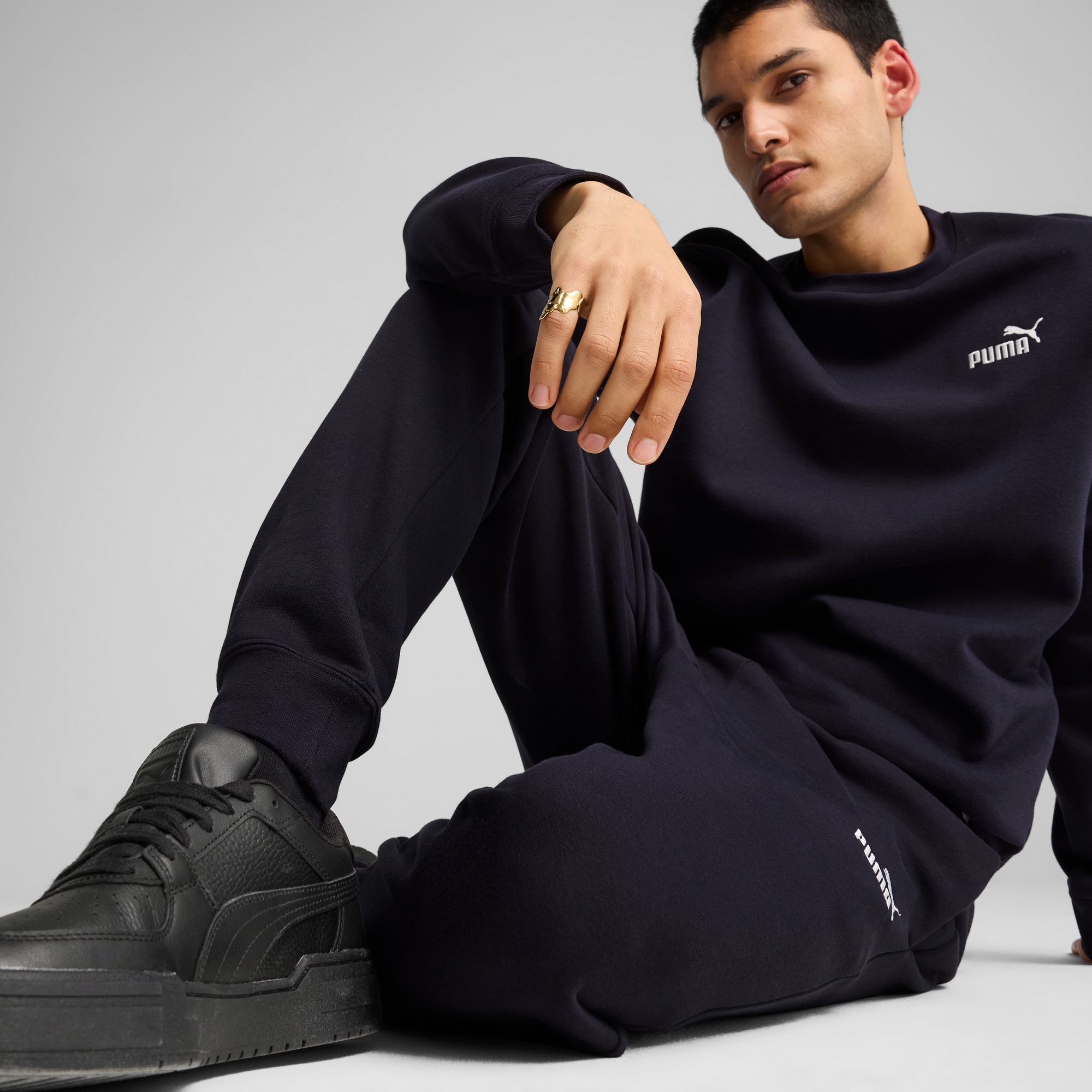 PUMA Trainingshose »ESS NO. 1 LOGO SWEATPANTS FL CL«  mit Eingrifftaschen, elastischer Bund mit Kordelzug