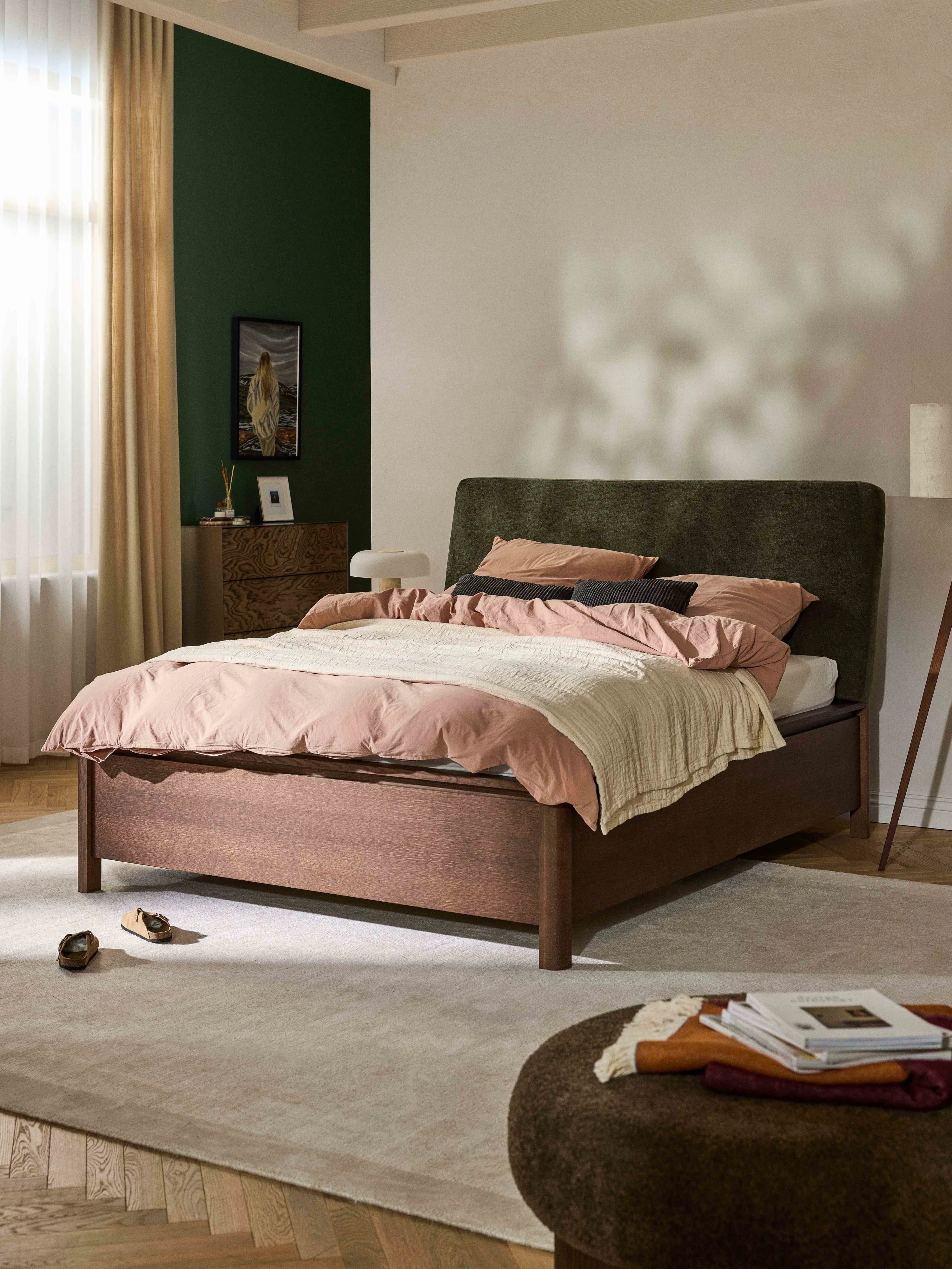 Houten bedframe Santiago met gestoffeerd hoofdeinde en lades