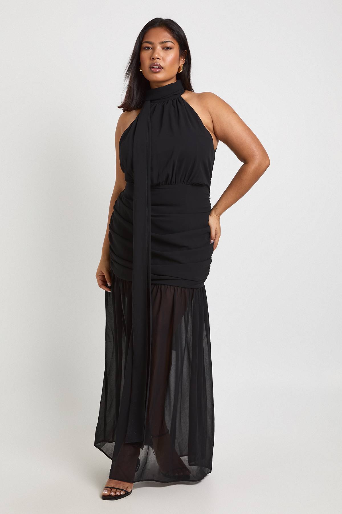 boohoo Robe Longue Grande Taille Col Licou Avec Détail Foulard Et Jupe Évasée