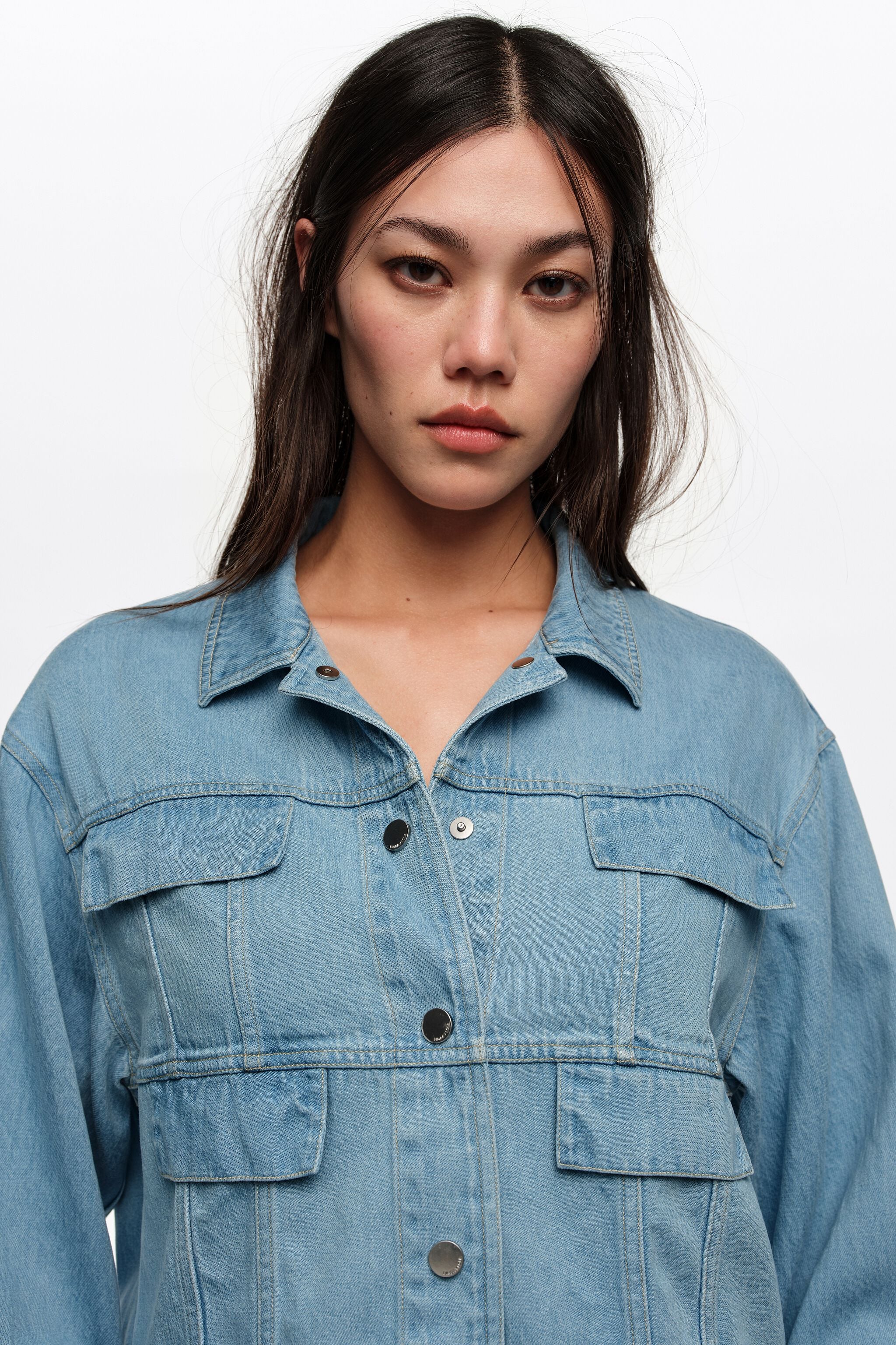 Jaqueta jeans azul-clara fluida e quadrada