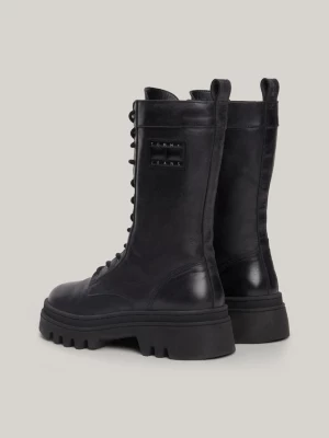 Botas de couro com travas e cadarço com emblema tonal