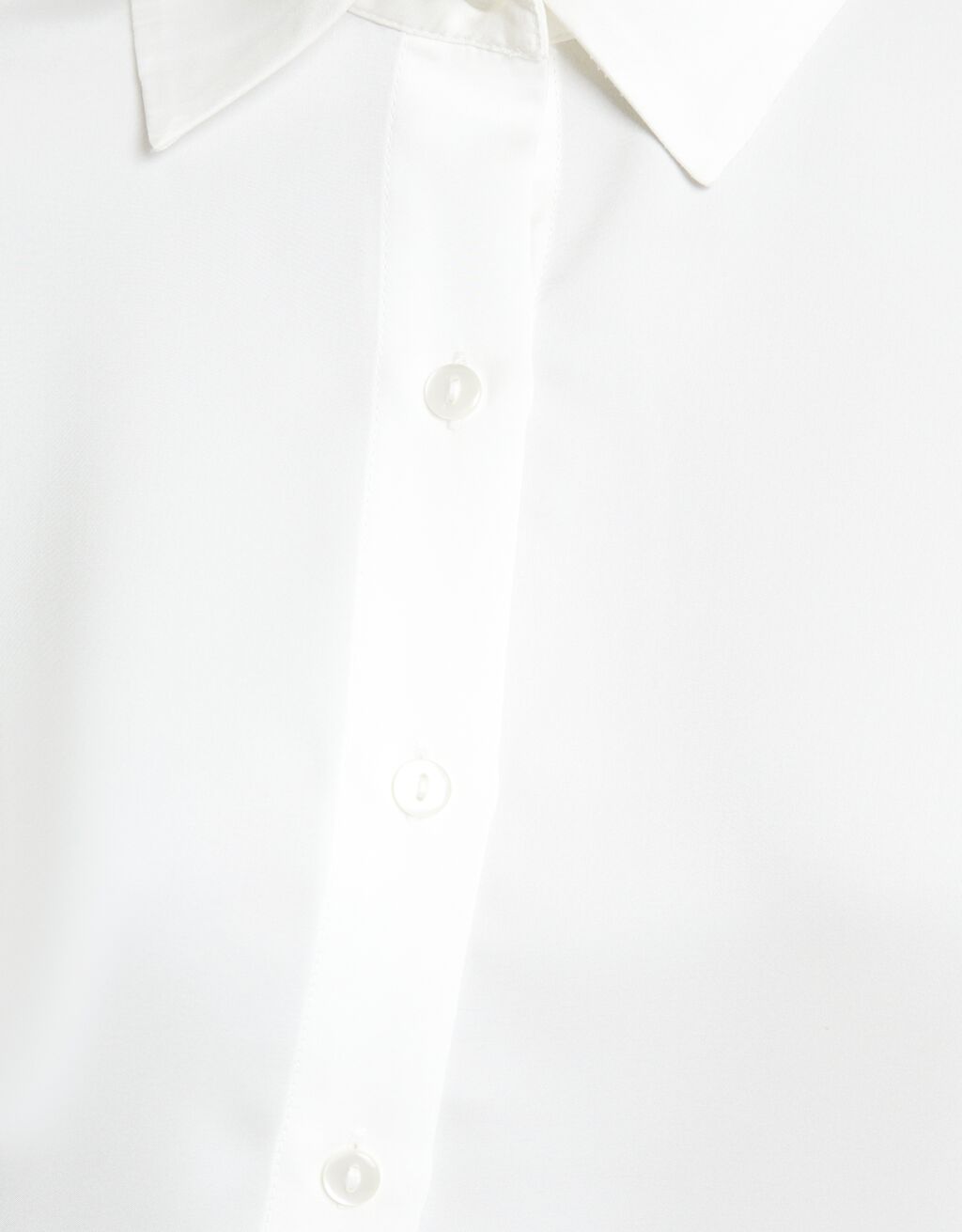 Camisa cropped de cetim com mangas compridas