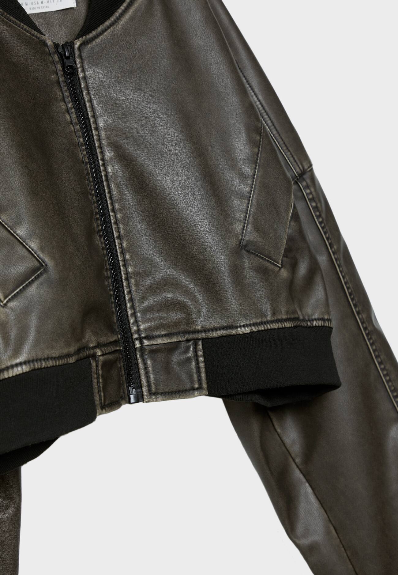 Jaqueta bomber cropped desbotada em couro sintético