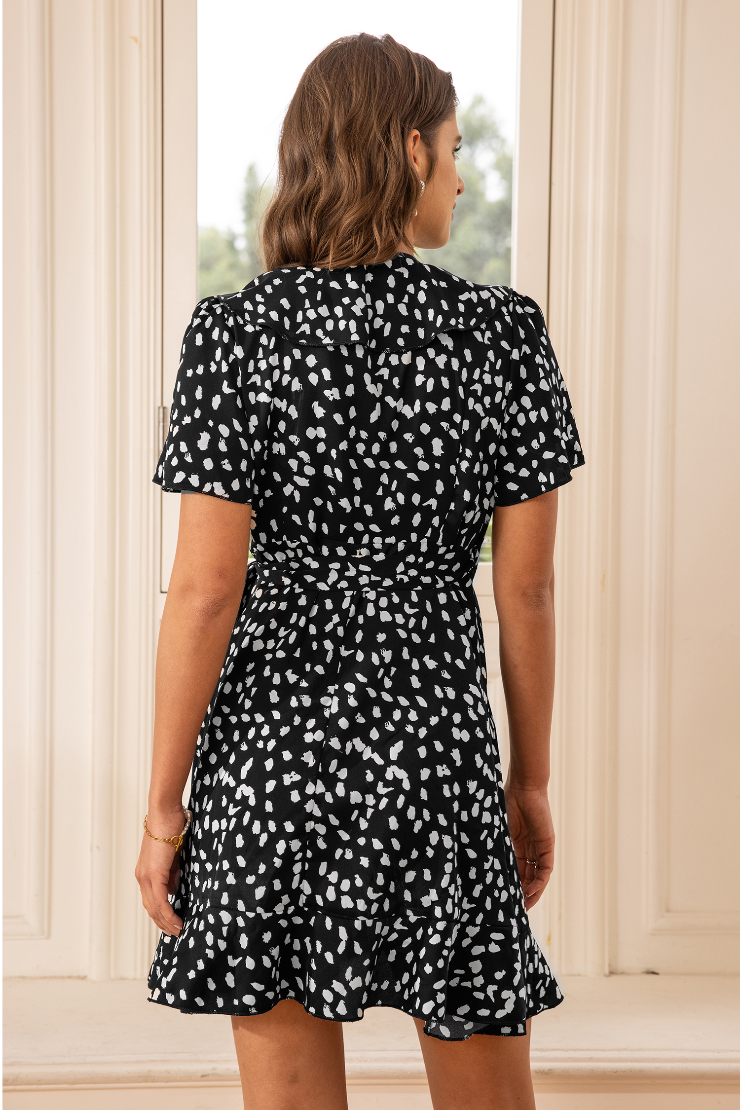 Robe mini à volants et pois noire et blanche