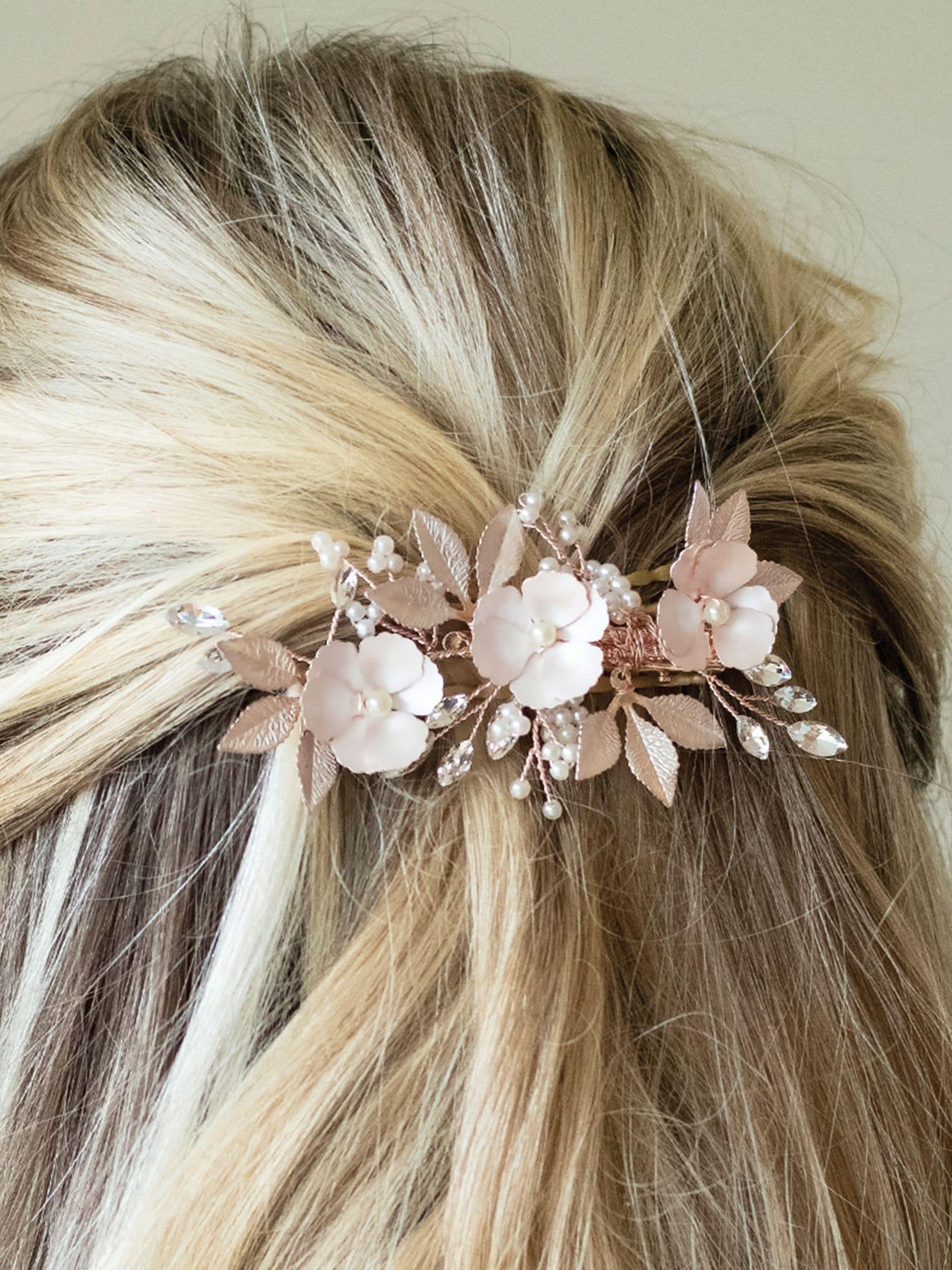 Roségoudkleurig - Ivory & Co - Gardenia klem met kristallen, parels en geëmailleerde bloem