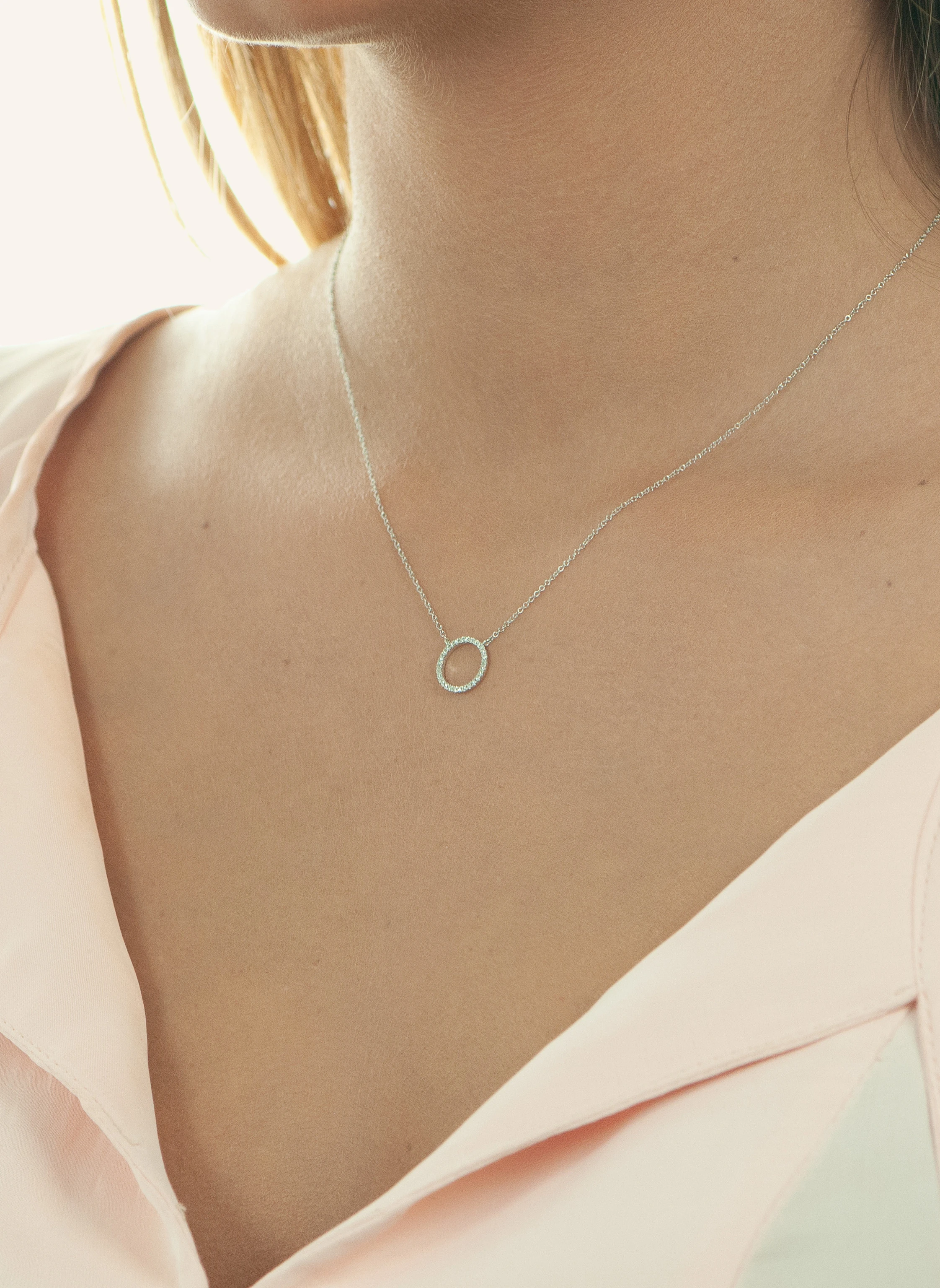Leaf Halskette CIRCLE aus 18 Karat Weißgold mit Diamanten