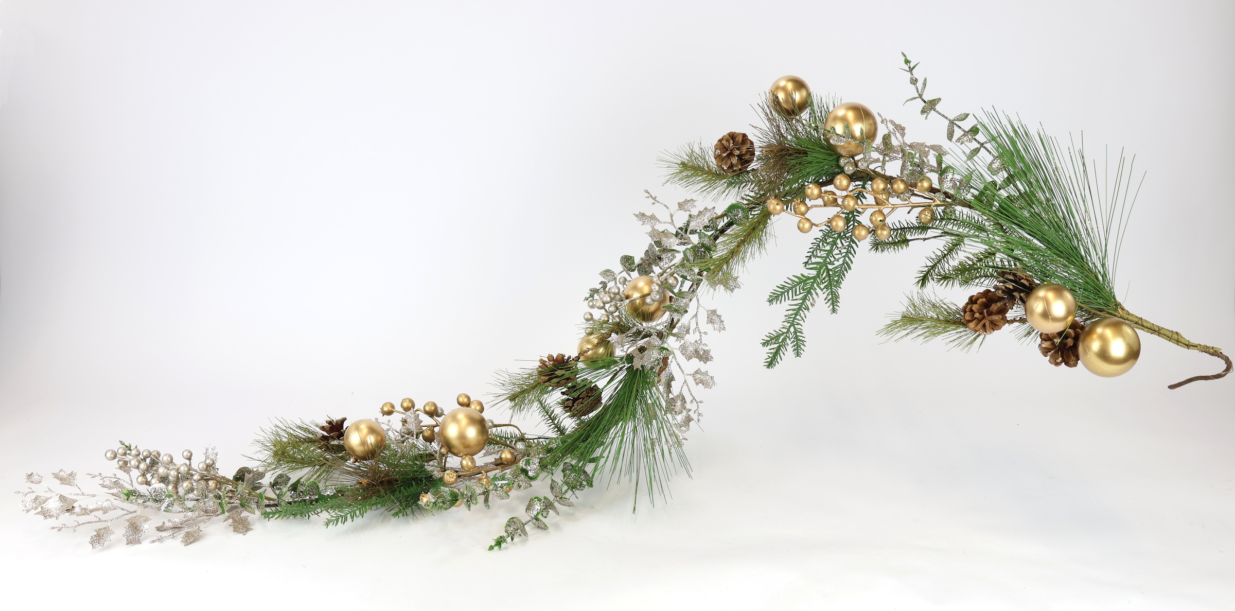 I.GE.A. Kunstgirlande »Weihnachtsgirlande Kugeln/Zapfen/Tanne« Girlande Tannengirlande Weihnachtsdeko Eukalyptus Christbaumkugeln