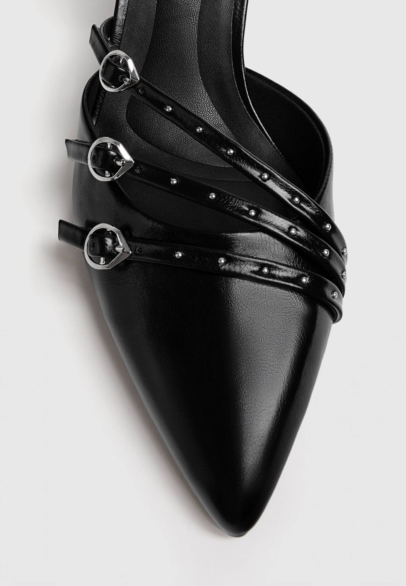 Sapatos pretos de salto alto com fivela