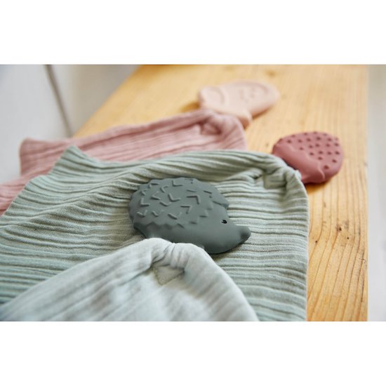 Garden explorer Doudou avec anneau de dentition caoutchouc naturel   Fraise        de               Lässig