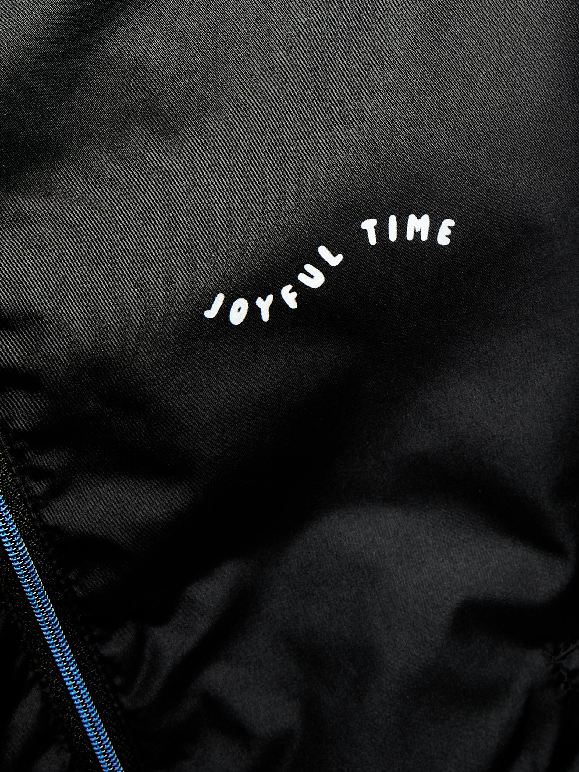 Windbreaker mit Kapuze