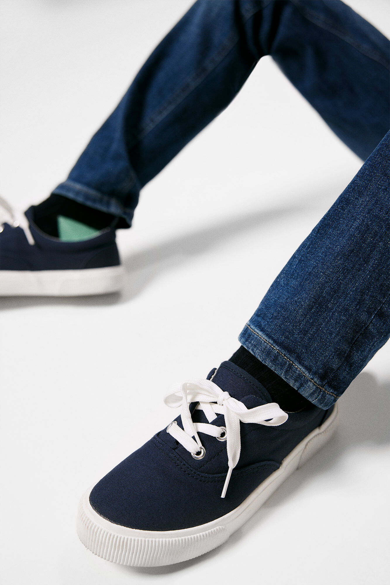 Calças jeans escuras para meninos