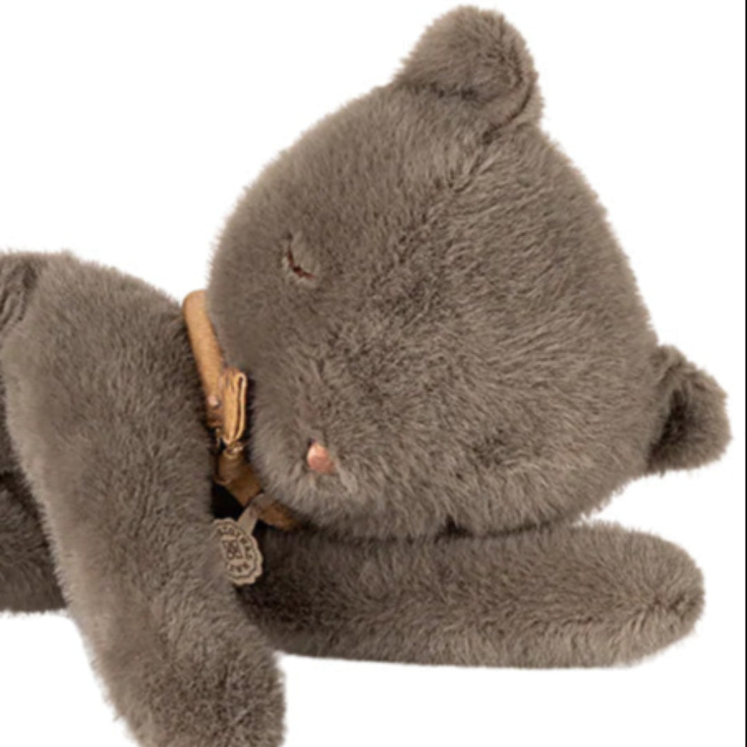 maileg knuffelkat sleeping kitten plush - grey - 37 cm