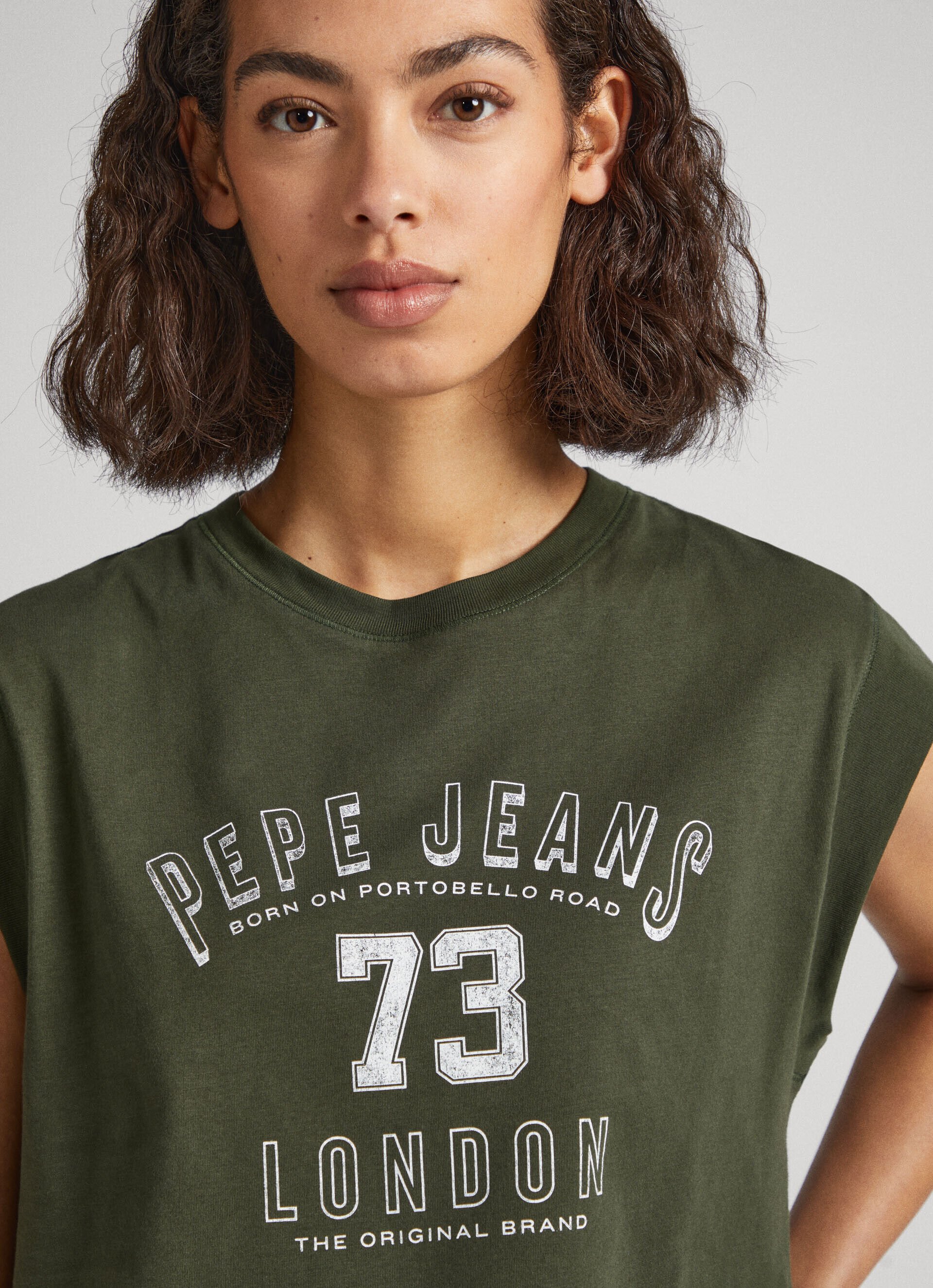 CAMISETA COM LOGOTIPO ESTAMPADO NA MANGA - verde oliva