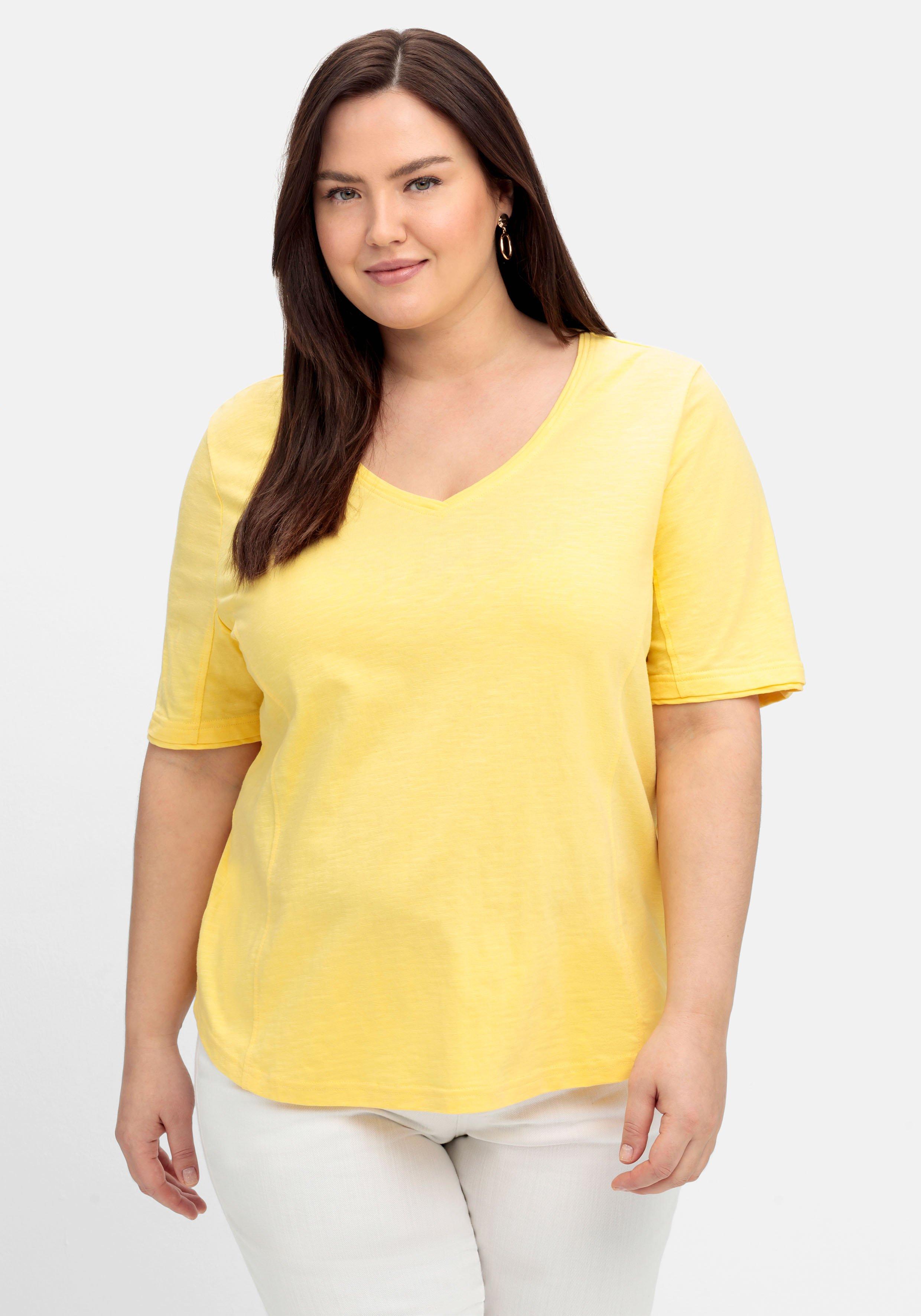 Shirt mit V-Ausschnitt und gerundetem Saum