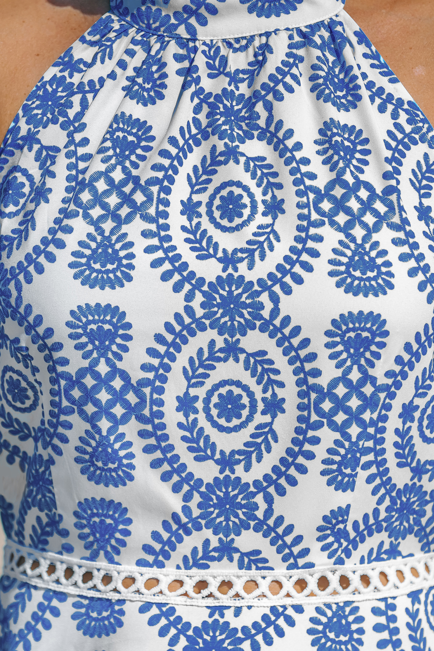 Robe midi sans manches à col licou orné bleue et blanche