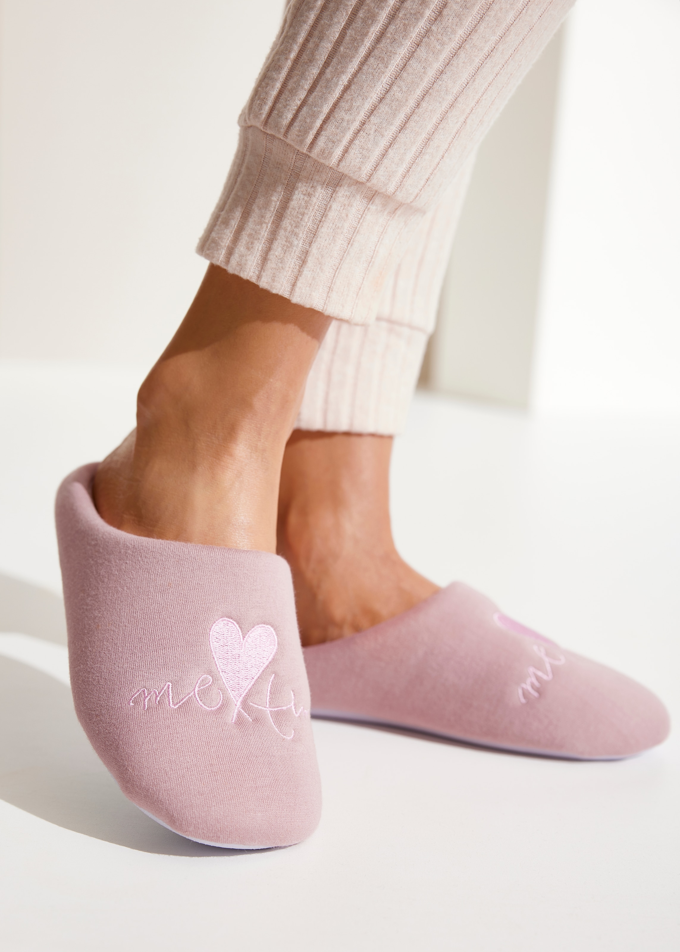 Vivance Hausschuh »Pantolette, Pantoffel, Clog,«  mit verspieltem Schriftzug VEGAN