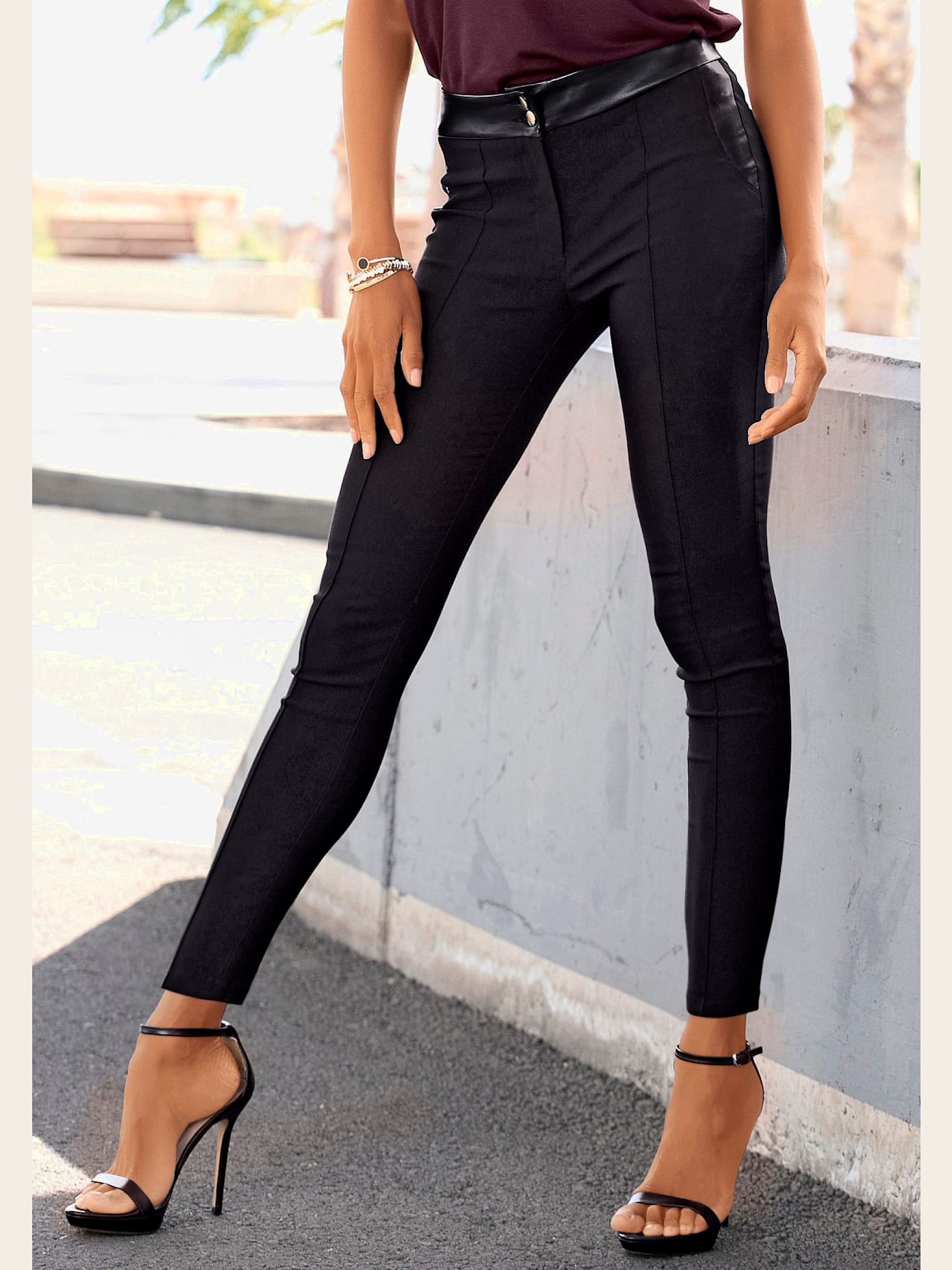 Pantalon extensible étroit avec détails en synthétique