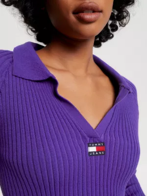 Blusa cropped canelada com emblema