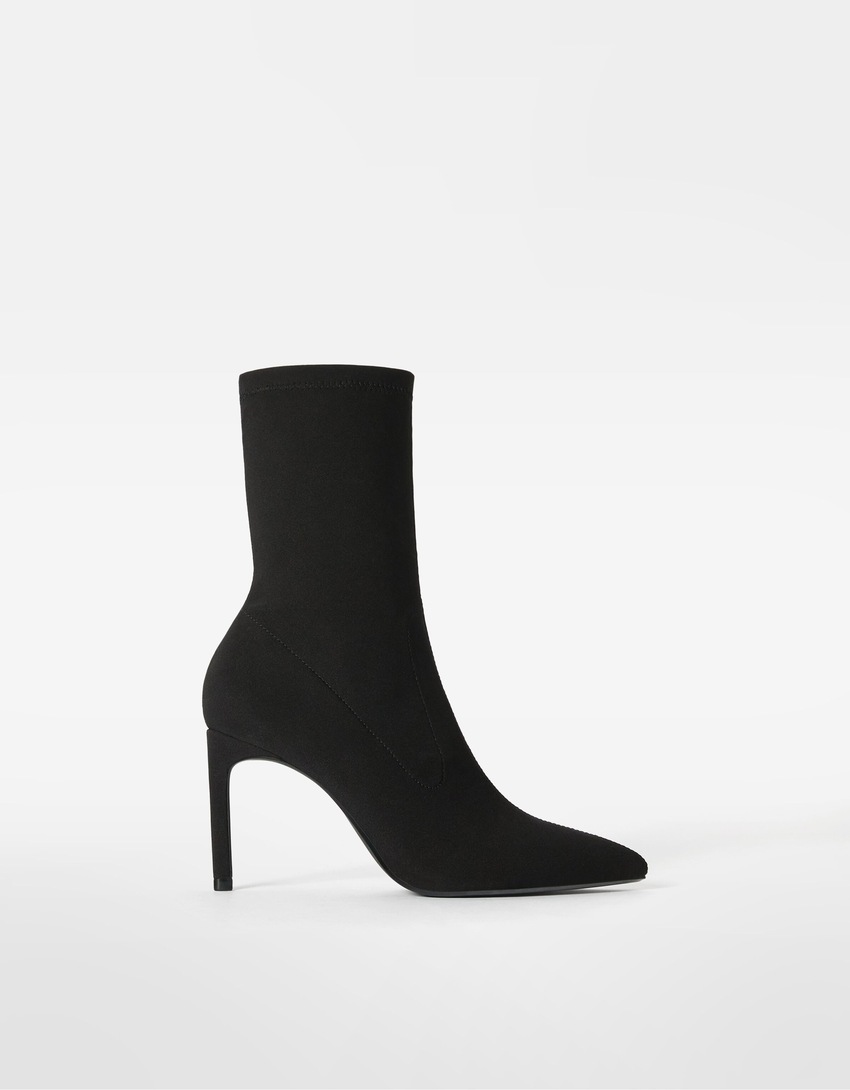 Botas de cano curto com salto alto e modelagem ajustada