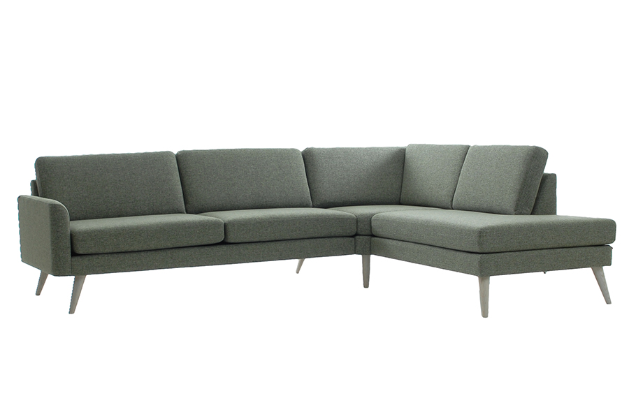 Villa hjørnesofa 3-seter duo med åpen ende høyre. I tekstil Synne Moss Green med Arm 18 og skrå hvitoljede eikeben.