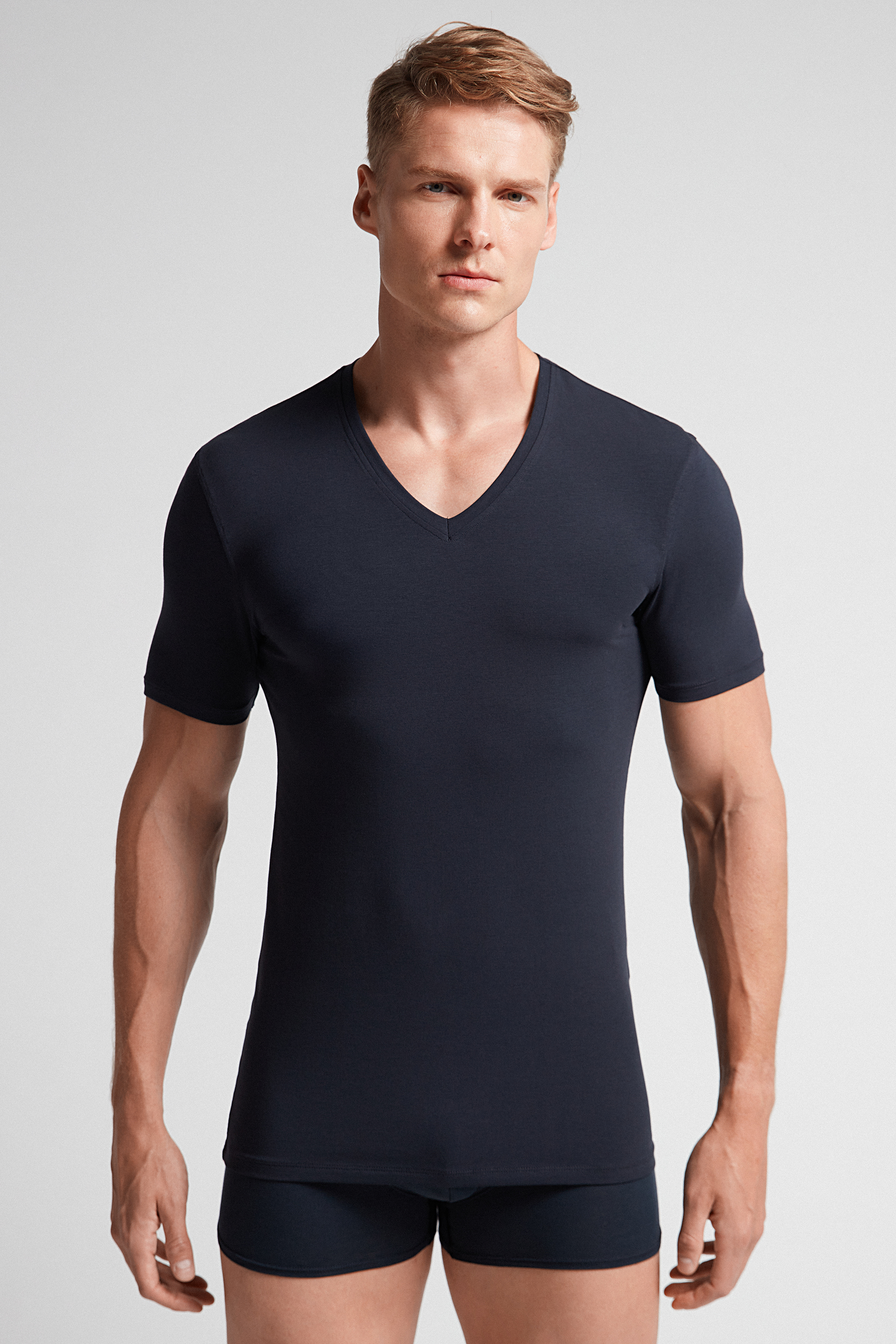 Camiseta de algodão elástico Supima® com decote em V