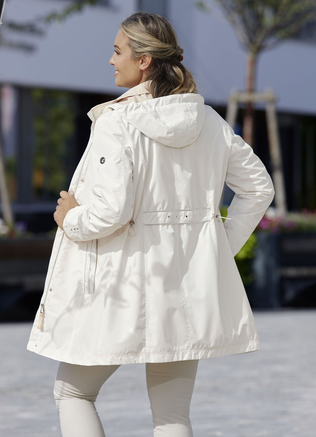 Funktions-Longjacke mit silberfarbenen Paspelierungen