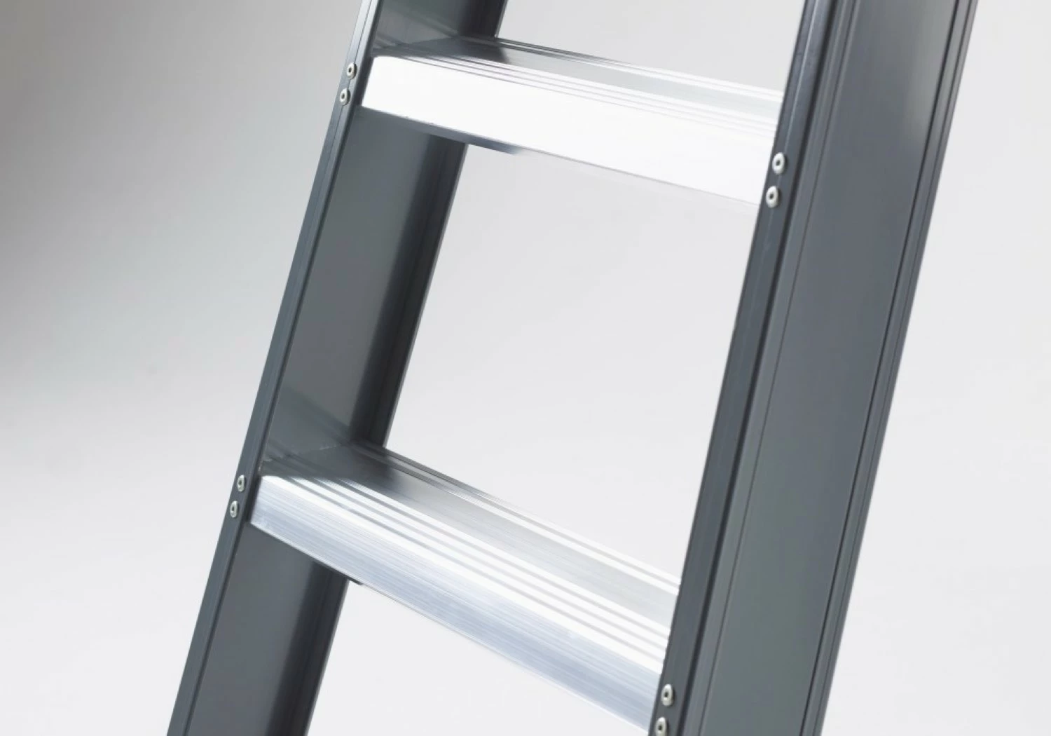 Altrex Falco FEO 4 Trap - Enkel - Aluminium met coating - 4 treden - max. werkhoogte 2.95 m.