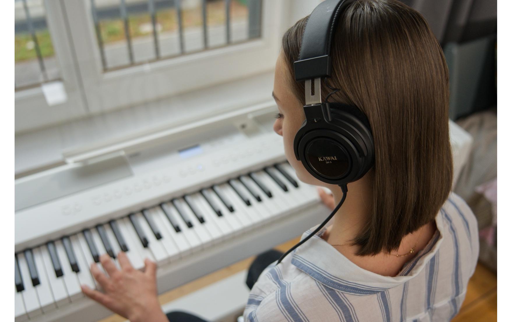 E-Piano ES-520 – Weiss<br>Digitalpiano mit Bluetooth-MIDI-Konnektivität und integrierten Lern- und Aufnahmefunktionen
