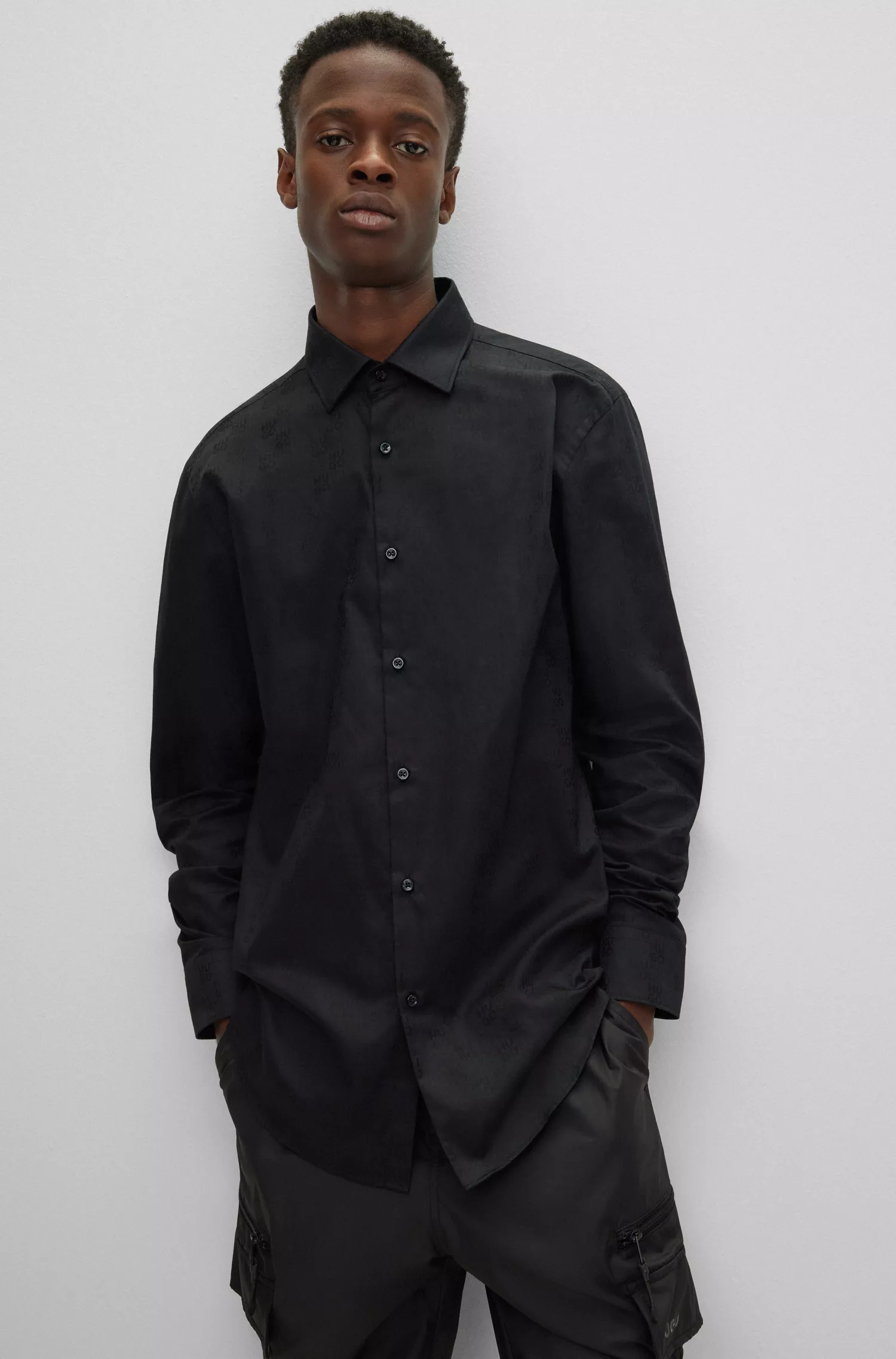 Camisa HUGO vermelha de corte slim em algodão com jacquard de logotipos sobrepostos.