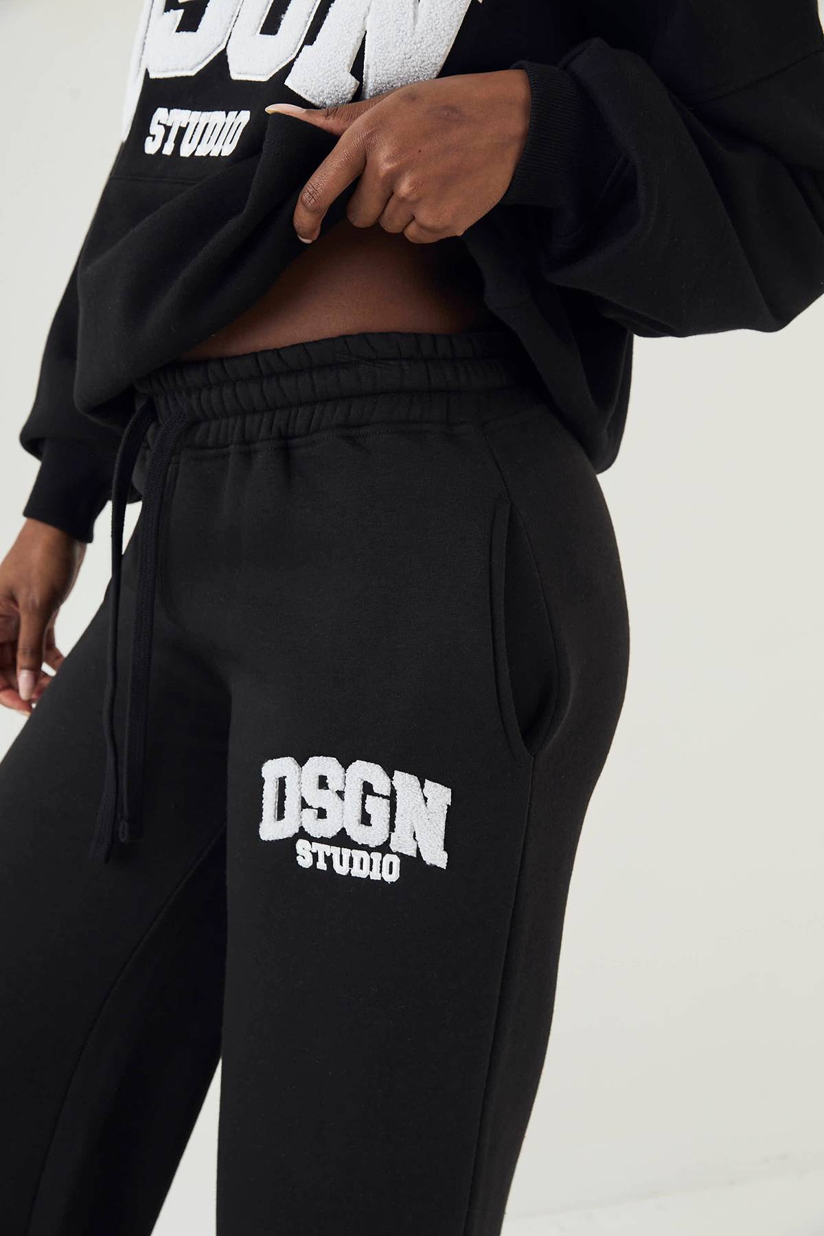 Jogging DSGN Studio en Tissu Éponge avec Appliqué Coupe Droite