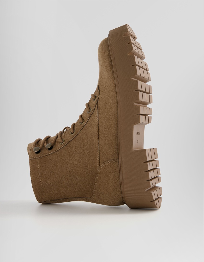 Botas de cano curto com plataforma e cadarço