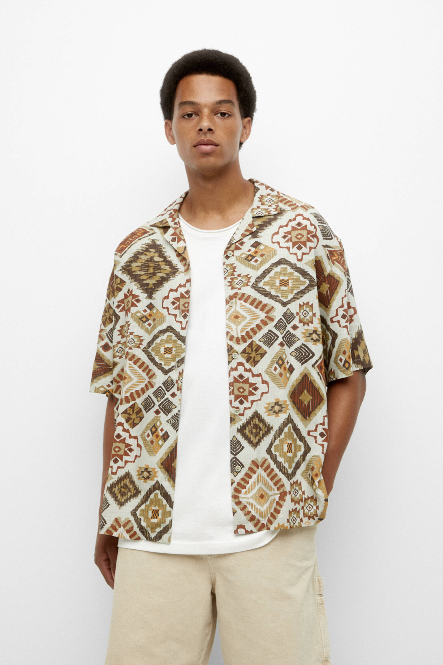 CAMISA COM ESTAMPA GEOMÉTRICA OCRE - OCRE
