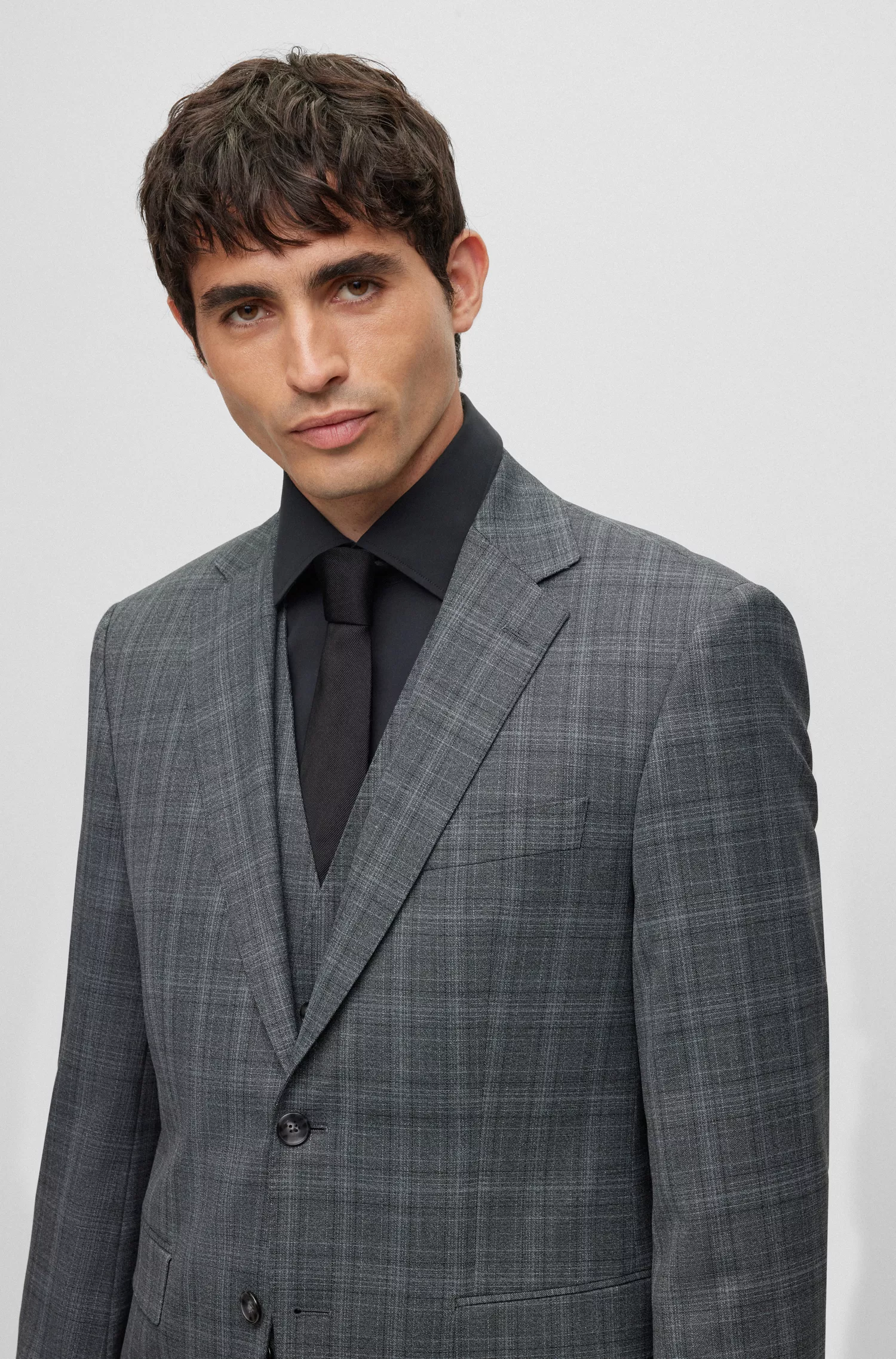 Terno BOSS preto de três peças, corte regular, em tecido elástico xadrez.