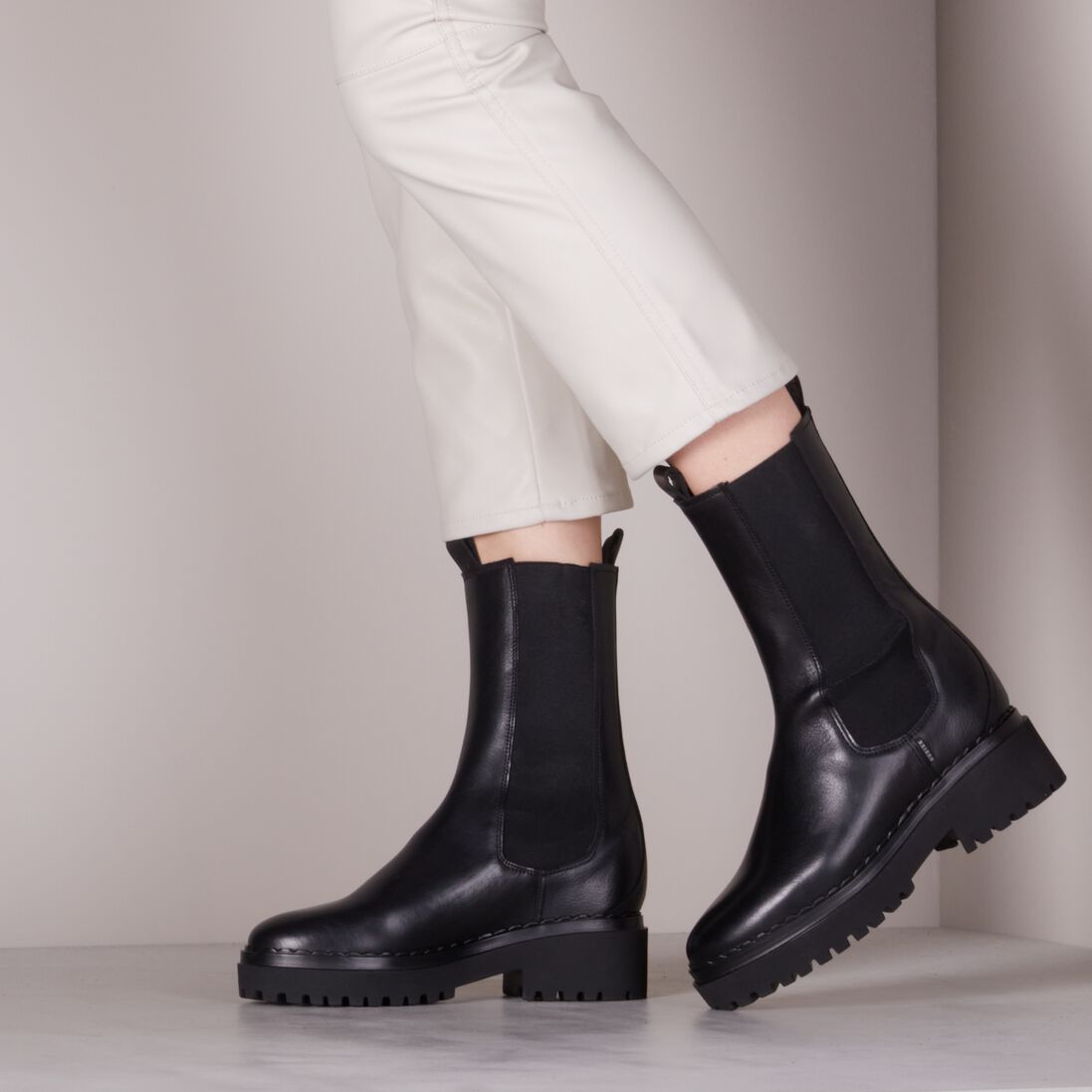 zwarte nubikk chelsea boots fae adams
