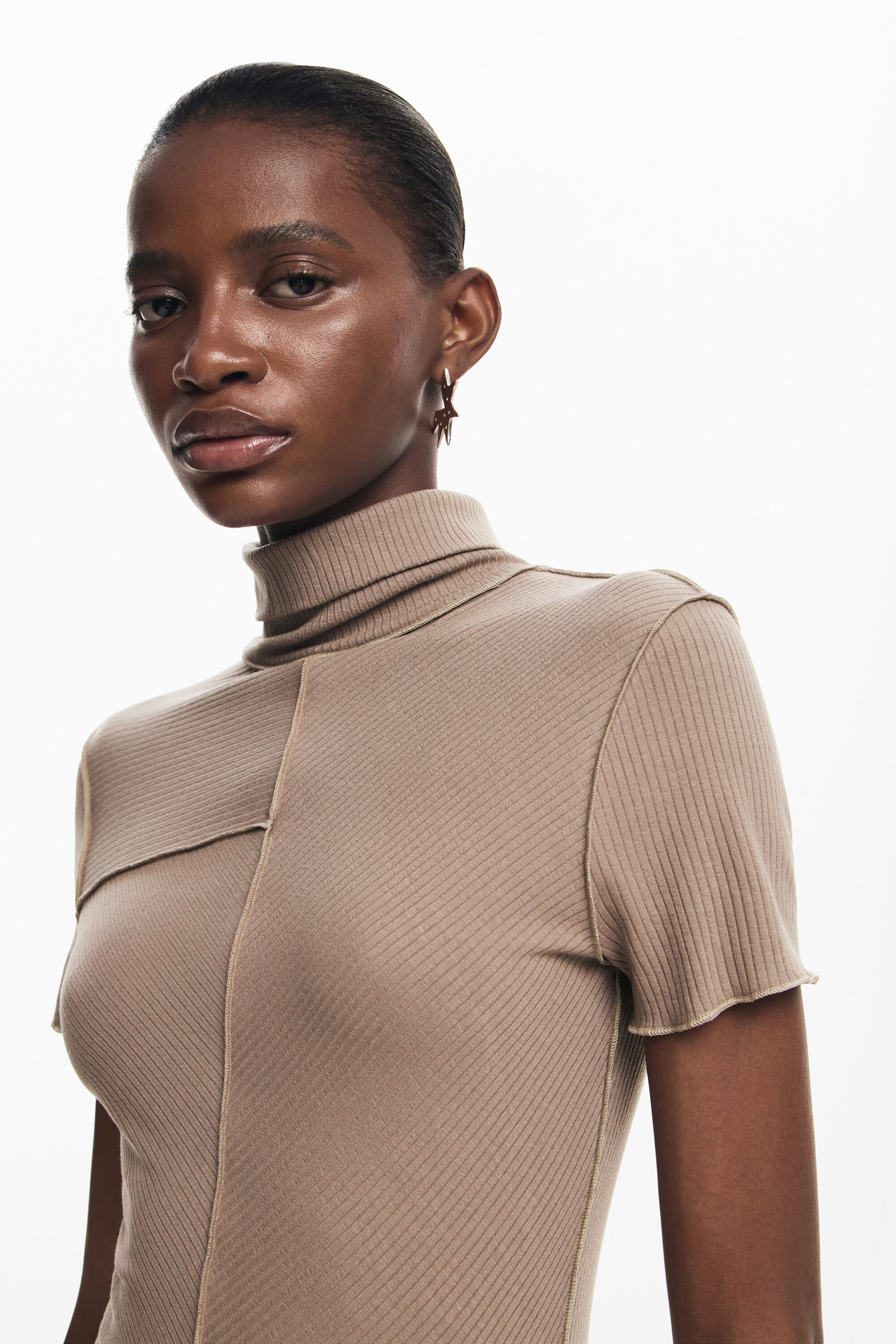 Vestido midi de gola alta