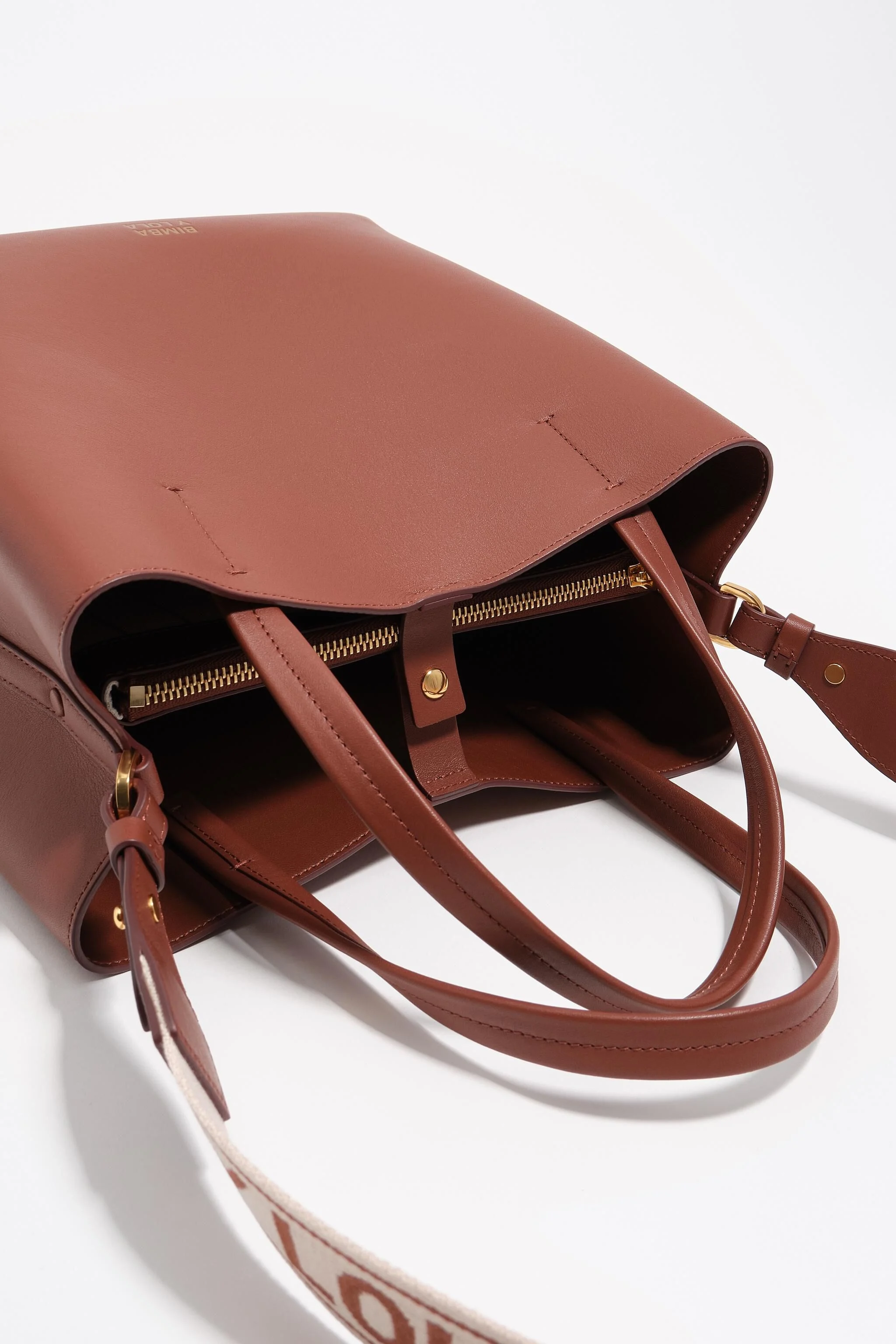 Bolsa grande de couro cor de nogueira com estampa de Chihuahua.