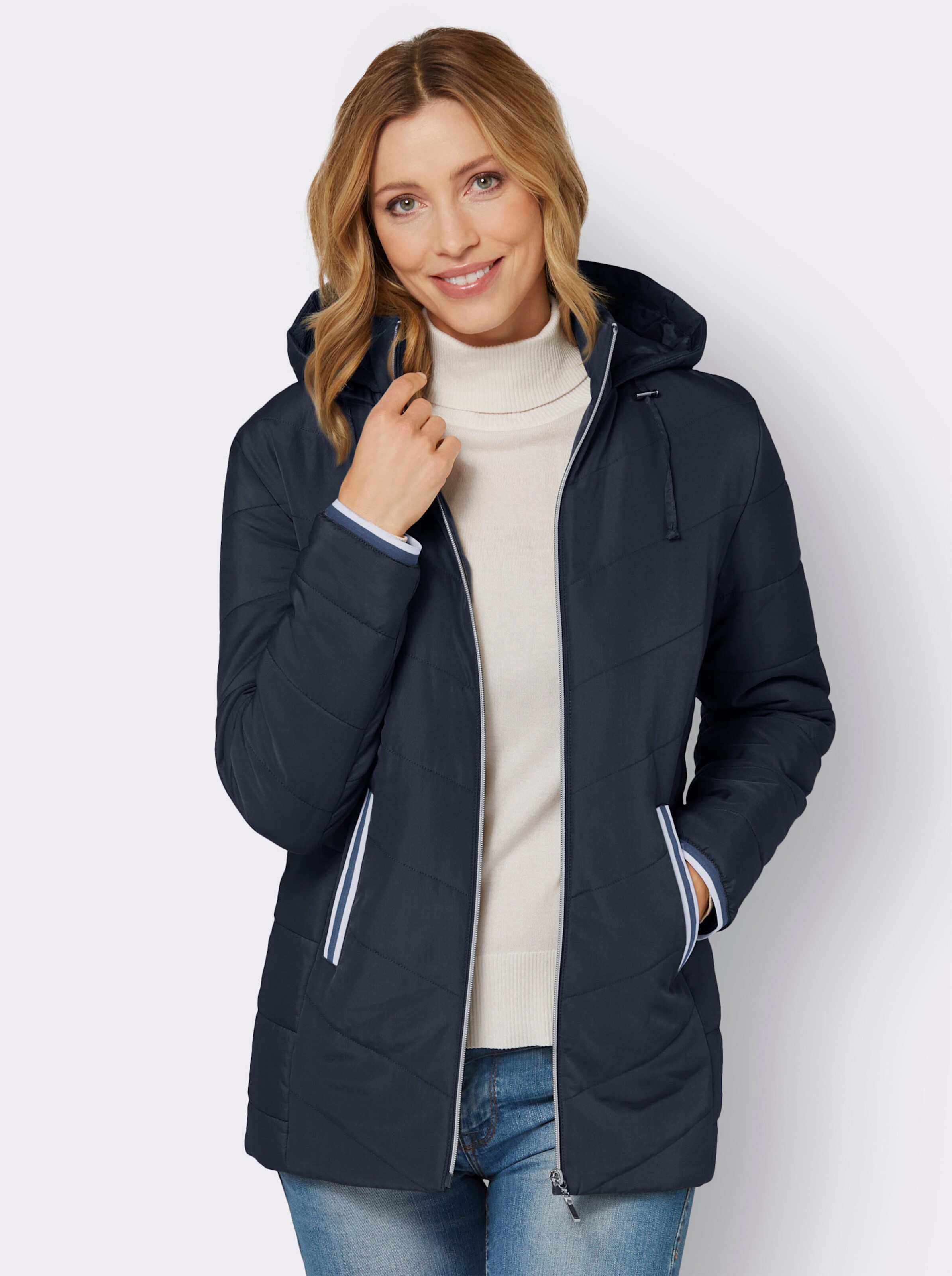 Steppjacke mit weitenregulierbarer Kapuze