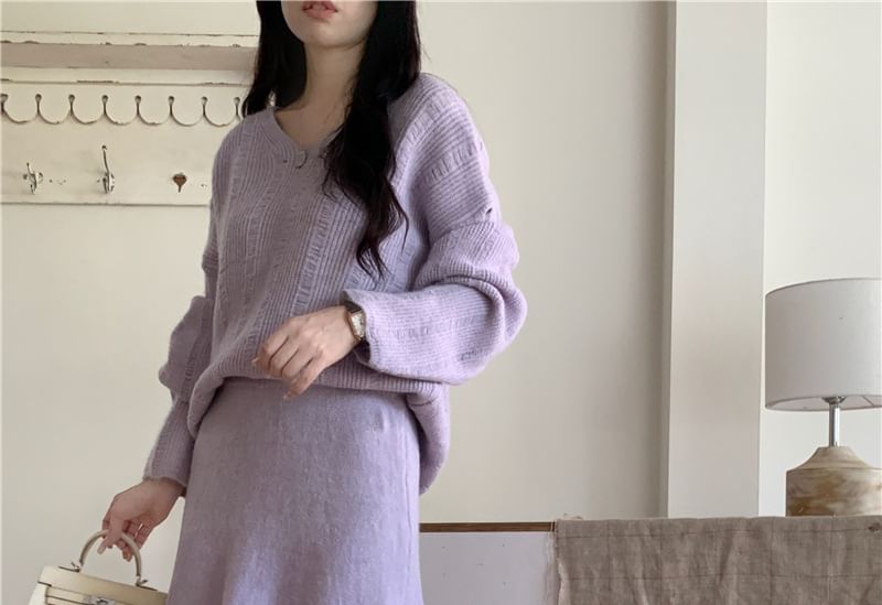 Lewwe - Set: V-hals effen geribbelde trui met distressed effect + hoge gebreide maxi-A-lijn rok