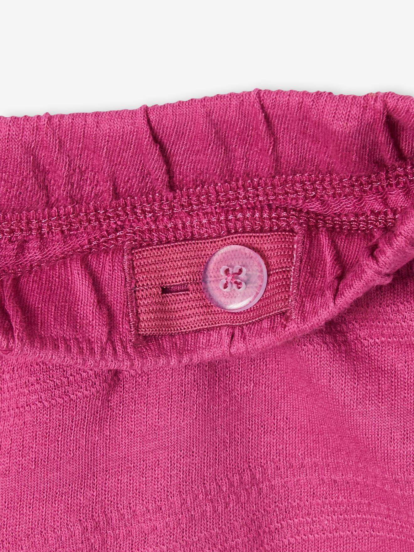 Look da menina: blusa com babados e shorts de tricô rosa com estampa de peônias.