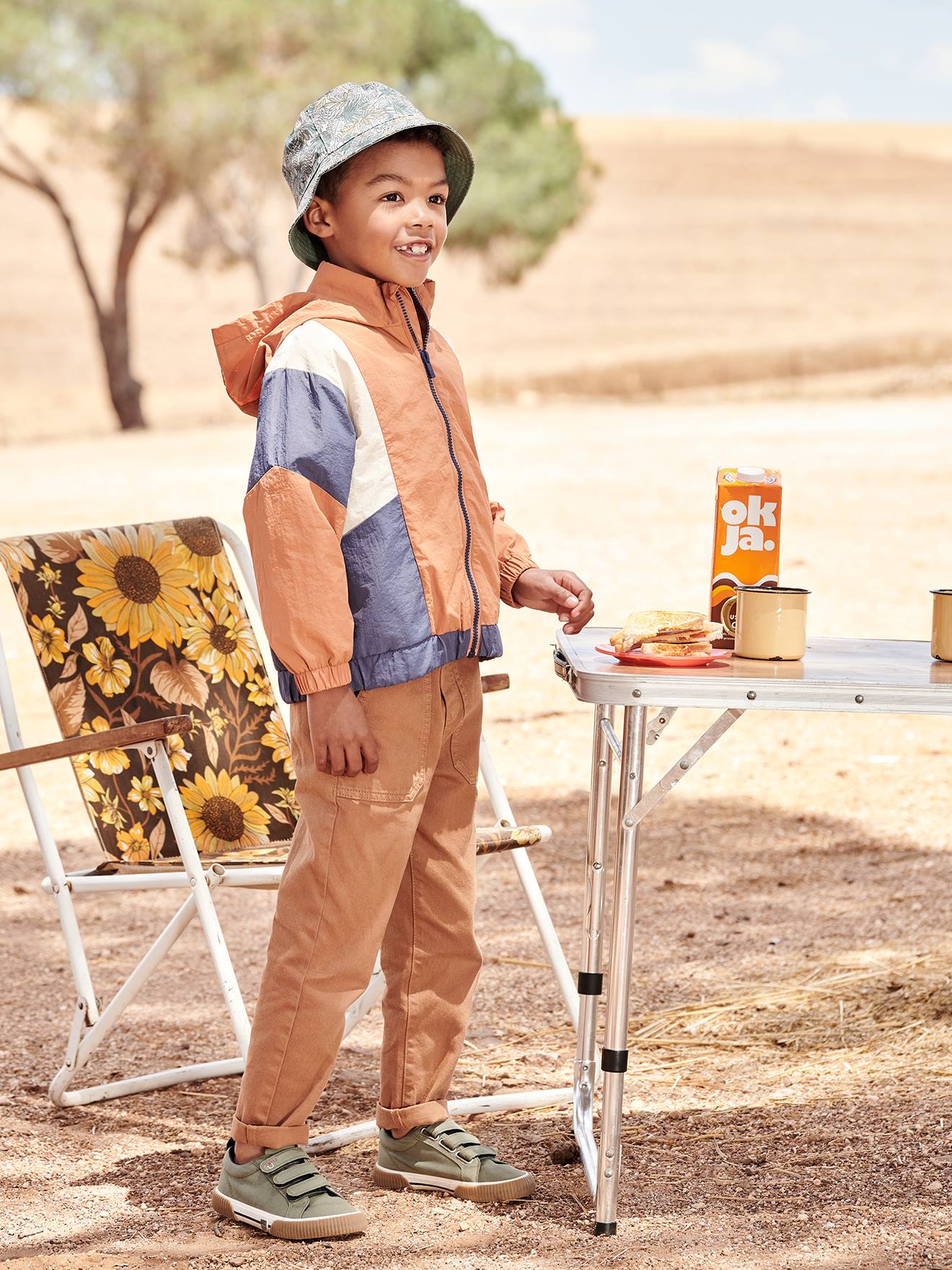 Jaqueta corta-vento laranja com efeito colorblock para meninos