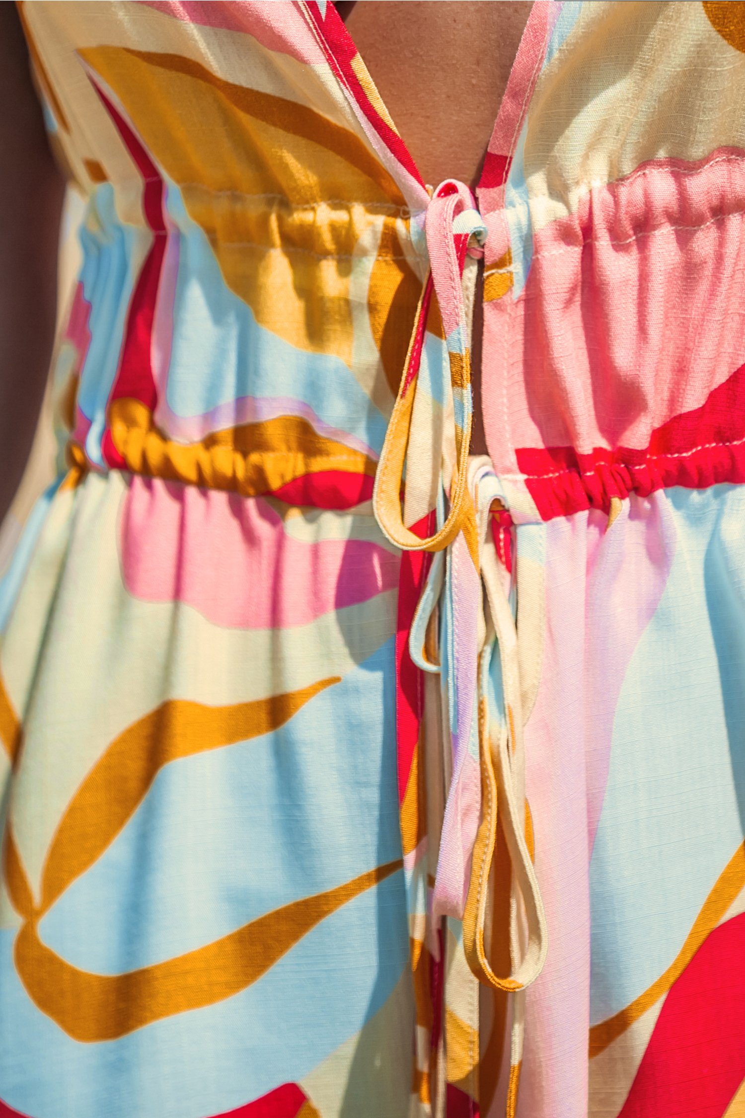 Robe mini avec col plongeant à imprimé abstrait