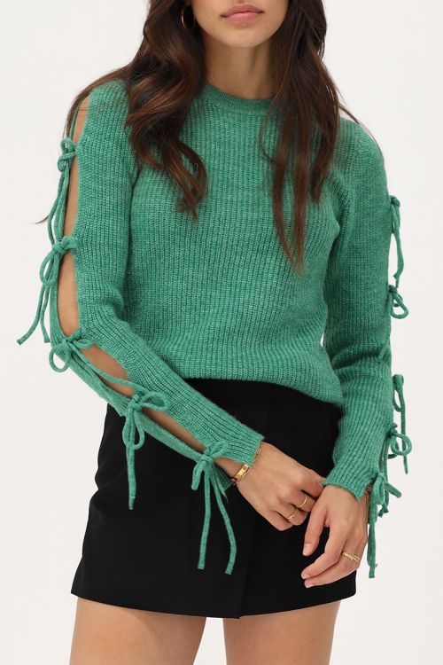 Groene trui met strikjes op de mouwen
